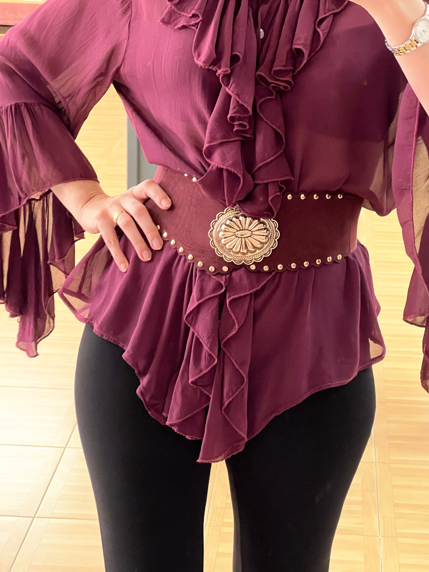 Blusa burdeos con volantes y mangas acampanadas – Talla única con estilo boho chic El Vestidor de Inma