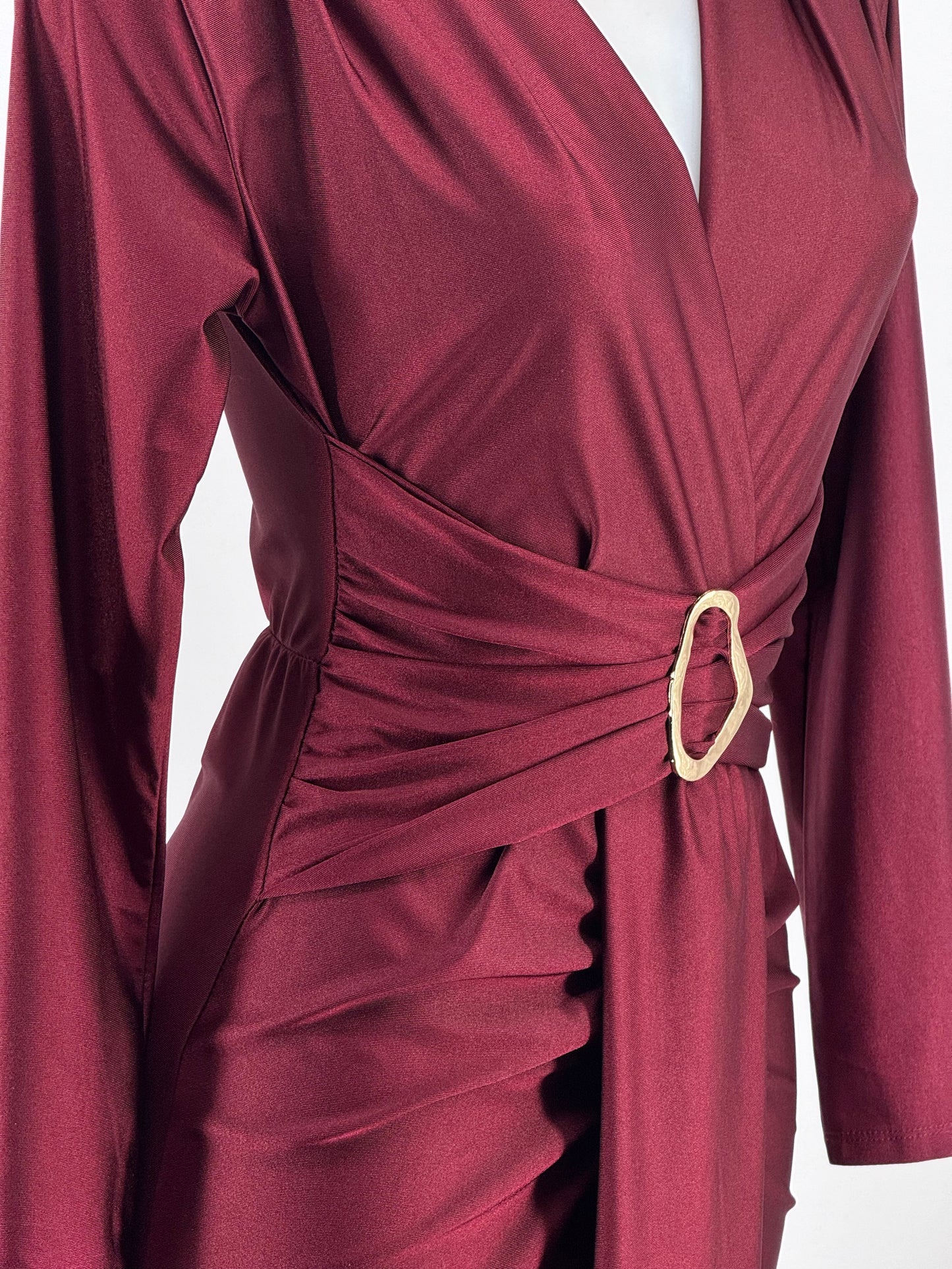 Vestido midi cruzado con hebilla dorada – Talla única elástica El Vestidor de Inma