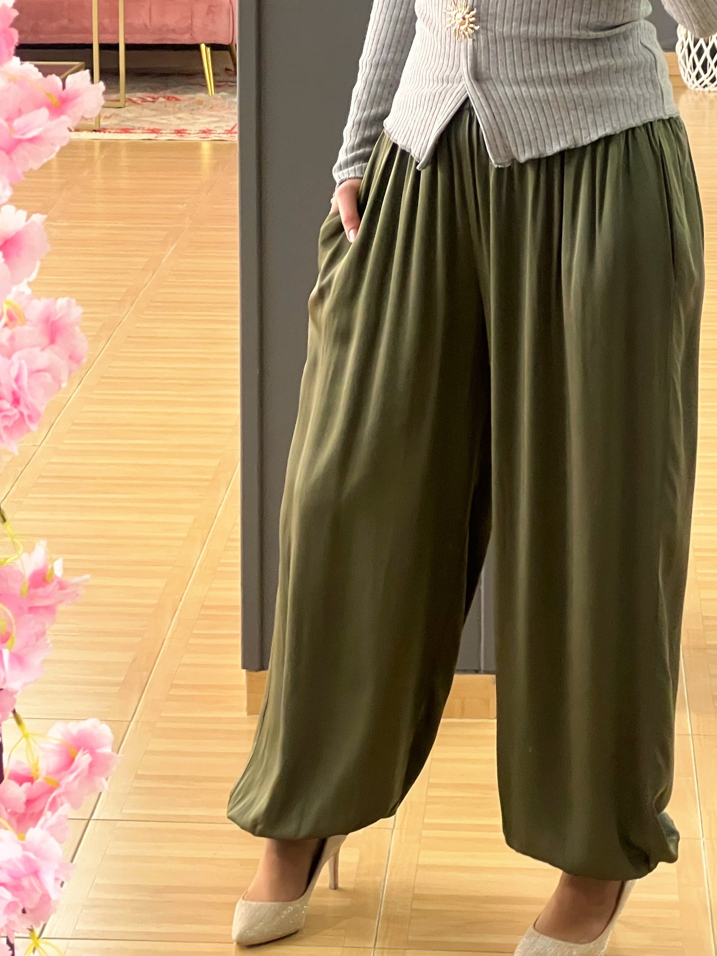 Pantalón fluido verde satinado – Talla única con goma elástica El Vestidor de Inma
