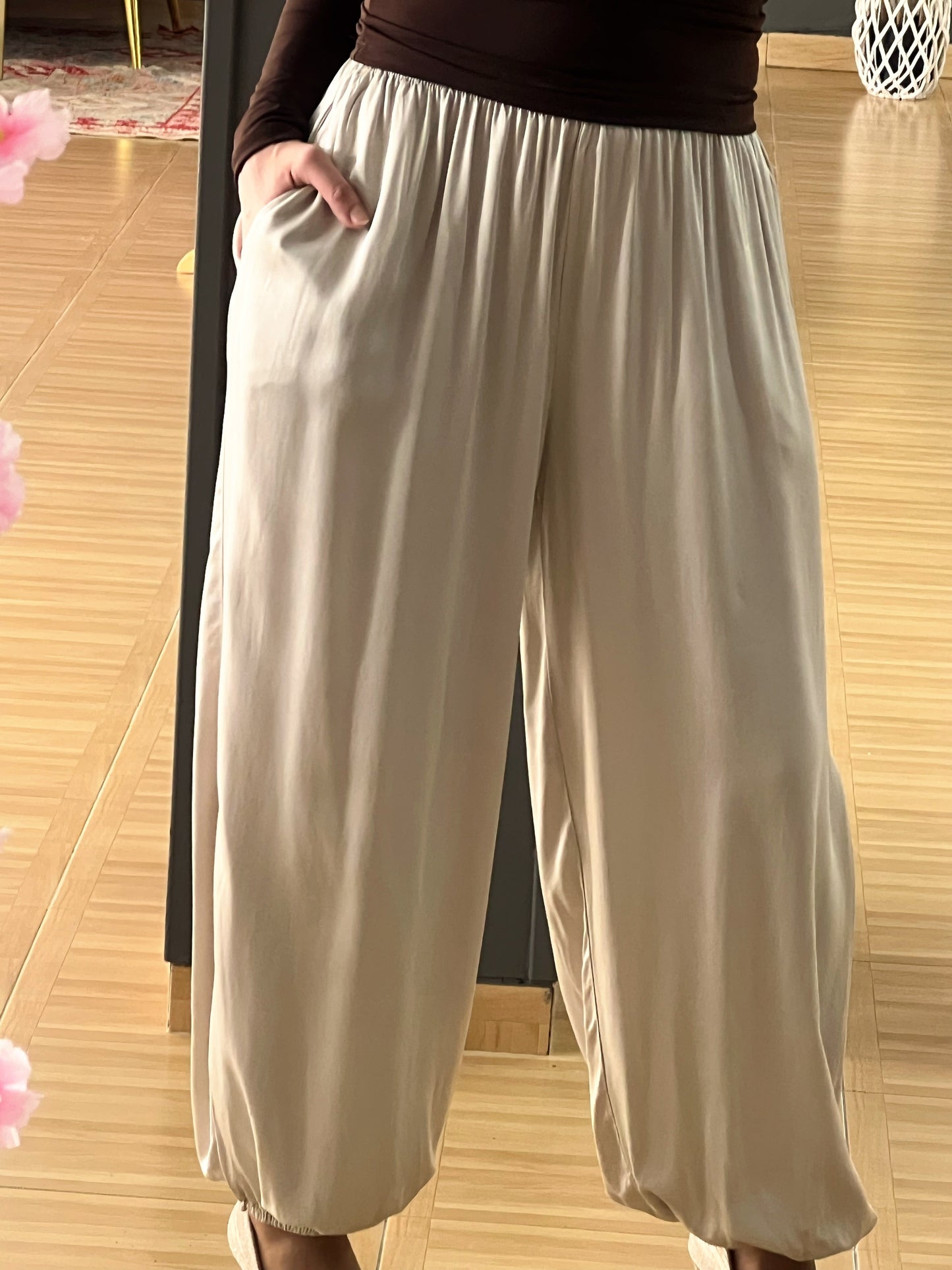 Pantalón fluido beige satinado – Talla única con cintura elástica El Vestidor de Inma