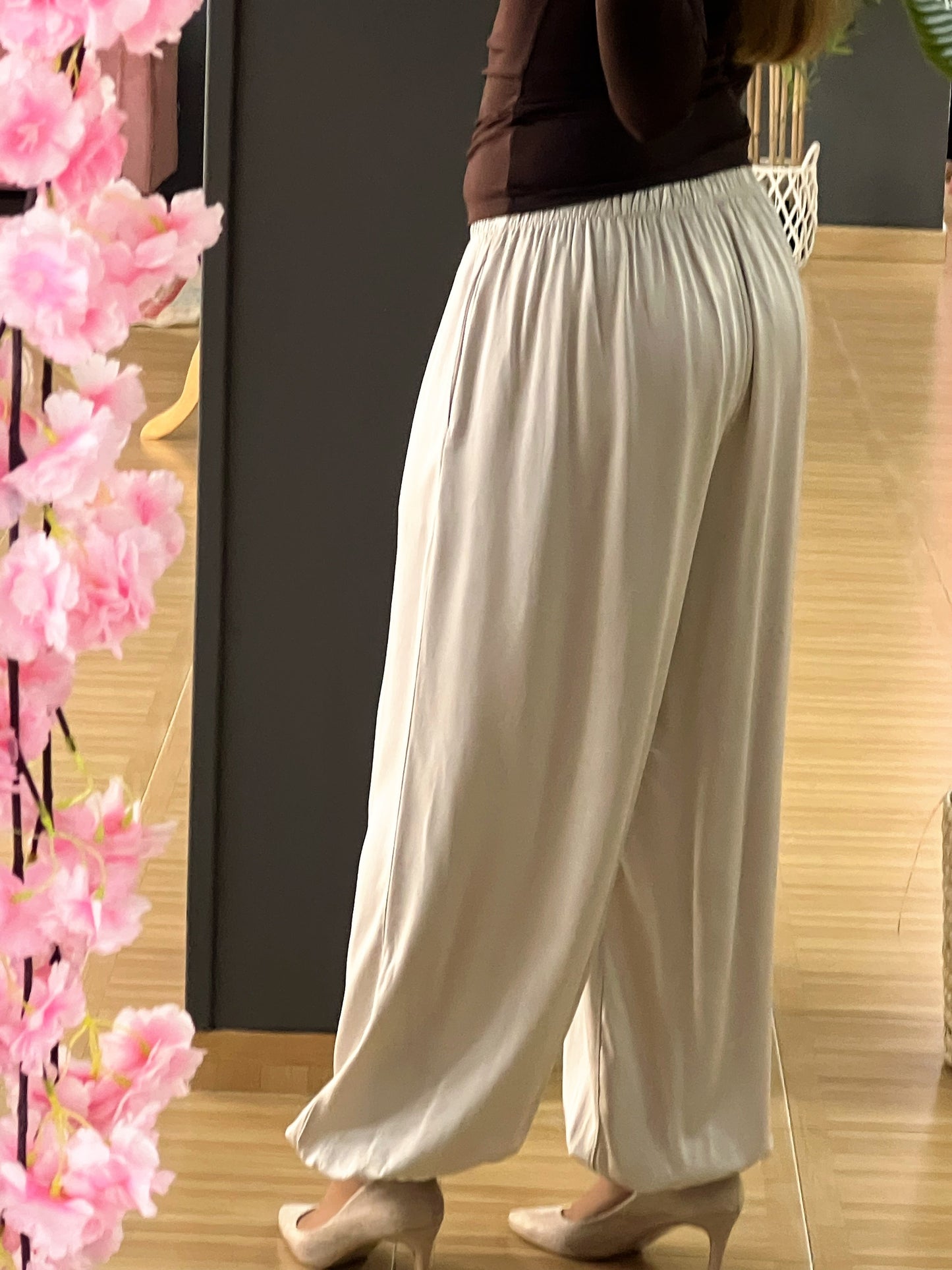 Pantalón fluido beige satinado – Talla única con cintura elástica El Vestidor de Inma