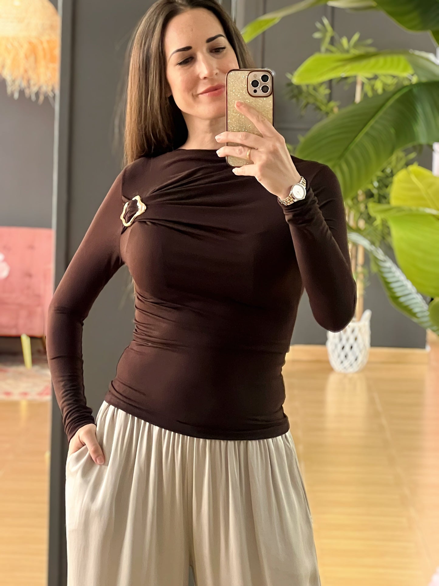 Top marrón con detalle dorado en el hombro – Talla única elástica y elegante El Vestidor de Inma