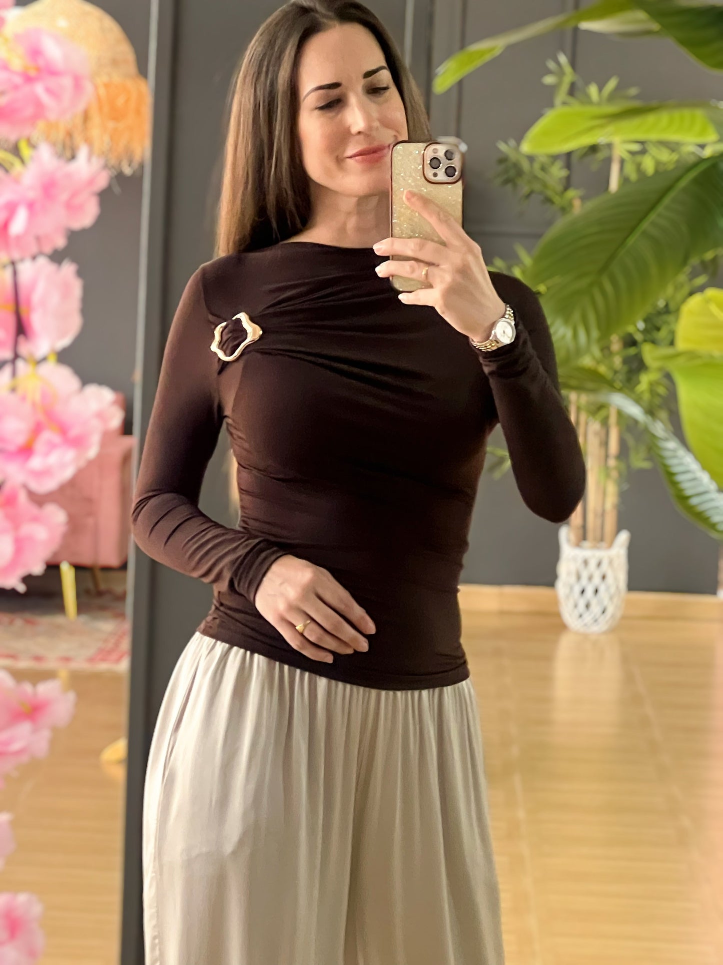 Top marrón con detalle dorado en el hombro – Talla única elástica y elegante El Vestidor de Inma