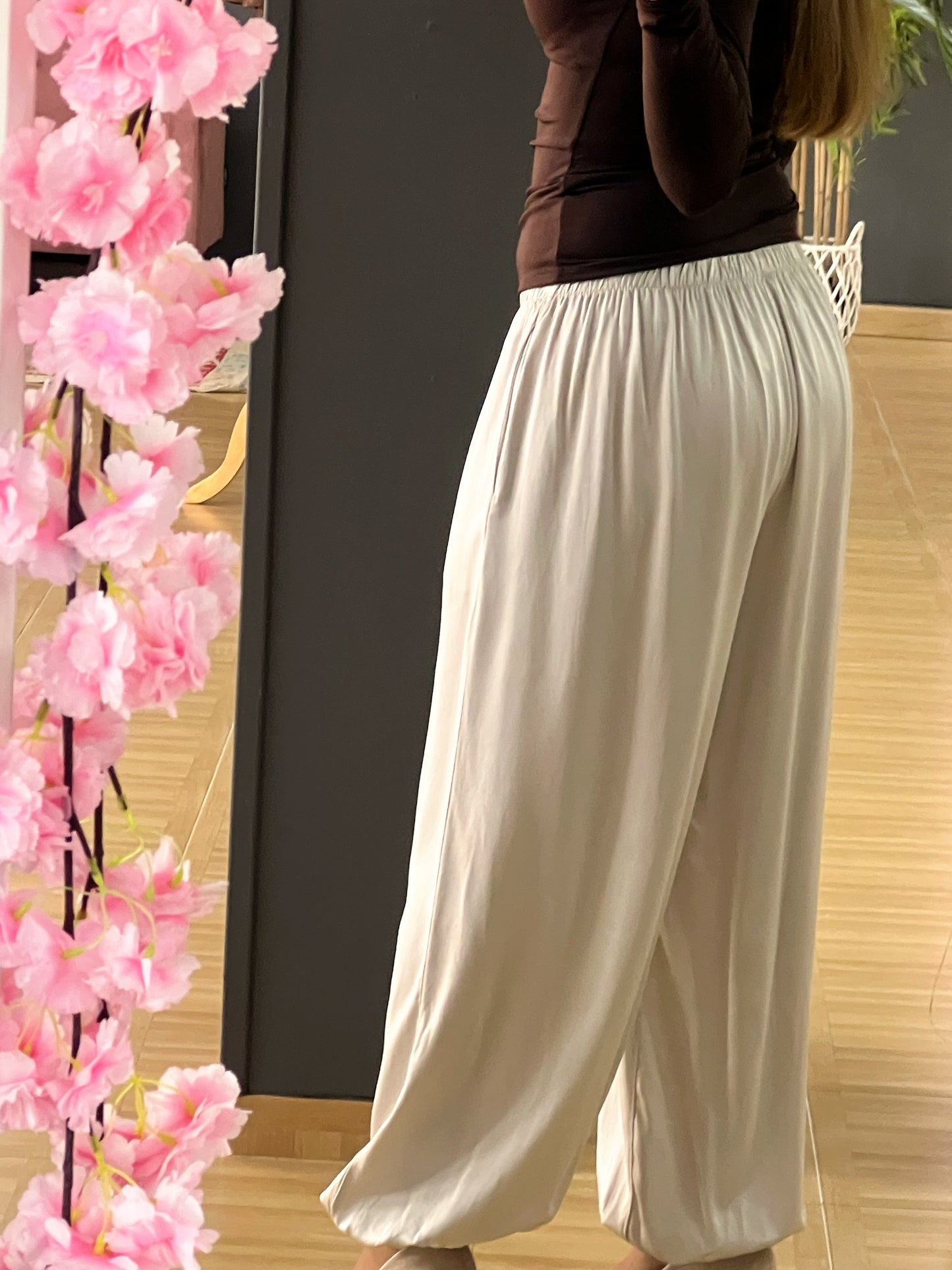 Pantalón fluido beige satinado – Talla única con cintura elástica El Vestidor de Inma