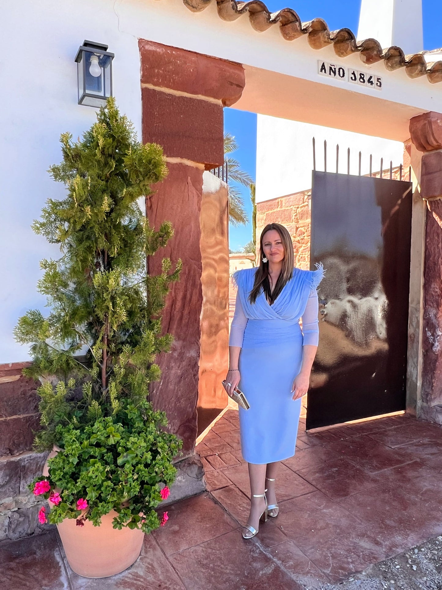 Vestido Midi con Escote Cruzado y Detalle de Plumas | Invitada Perfecta El Vestidor de Inma