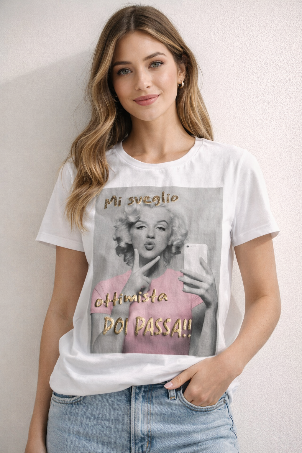 Camiseta Mi Sveglio Ottimista Poi Passa | Estampado Icono Pop con Letras Doradas El Vestidor de Inma