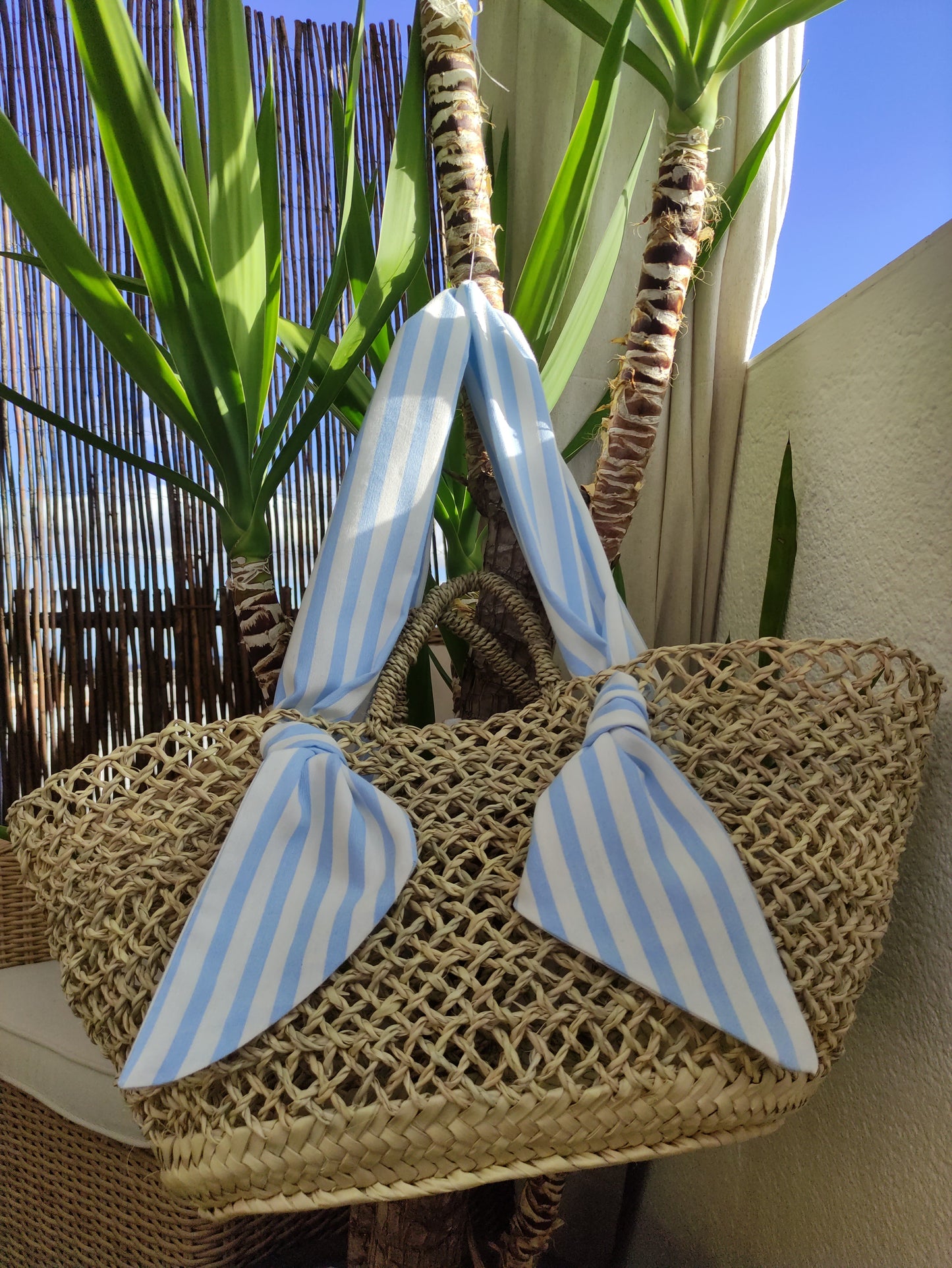 Bolso Cesta de Esparto Hecho a Mano en España con Lazos de Rayas Azul y Blanco El Vestidor de Inma