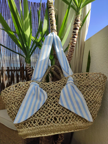 Bolso Cesta de Esparto Hecho a Mano en España con Lazos de Rayas Azul y Blanco El Vestidor de Inma