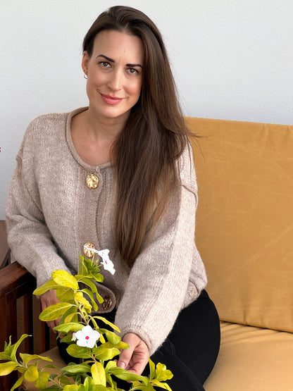 Rebeca de punto con botones dorados – Talla única con bolsillos El Vestidor de Inma