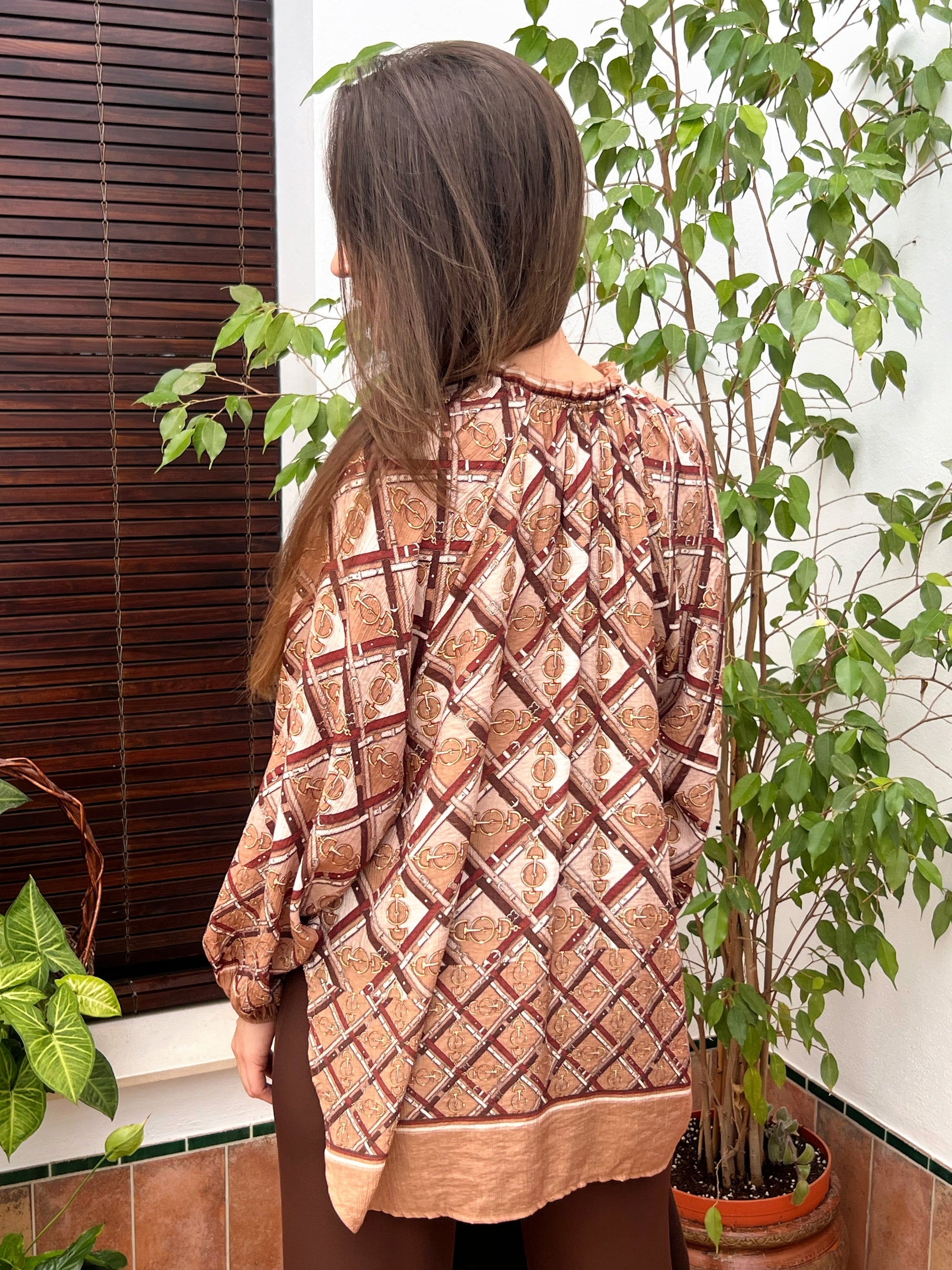 Camisa Estampada Étnica en Tonos Tierra – Talla Única El Vestidor de Inma