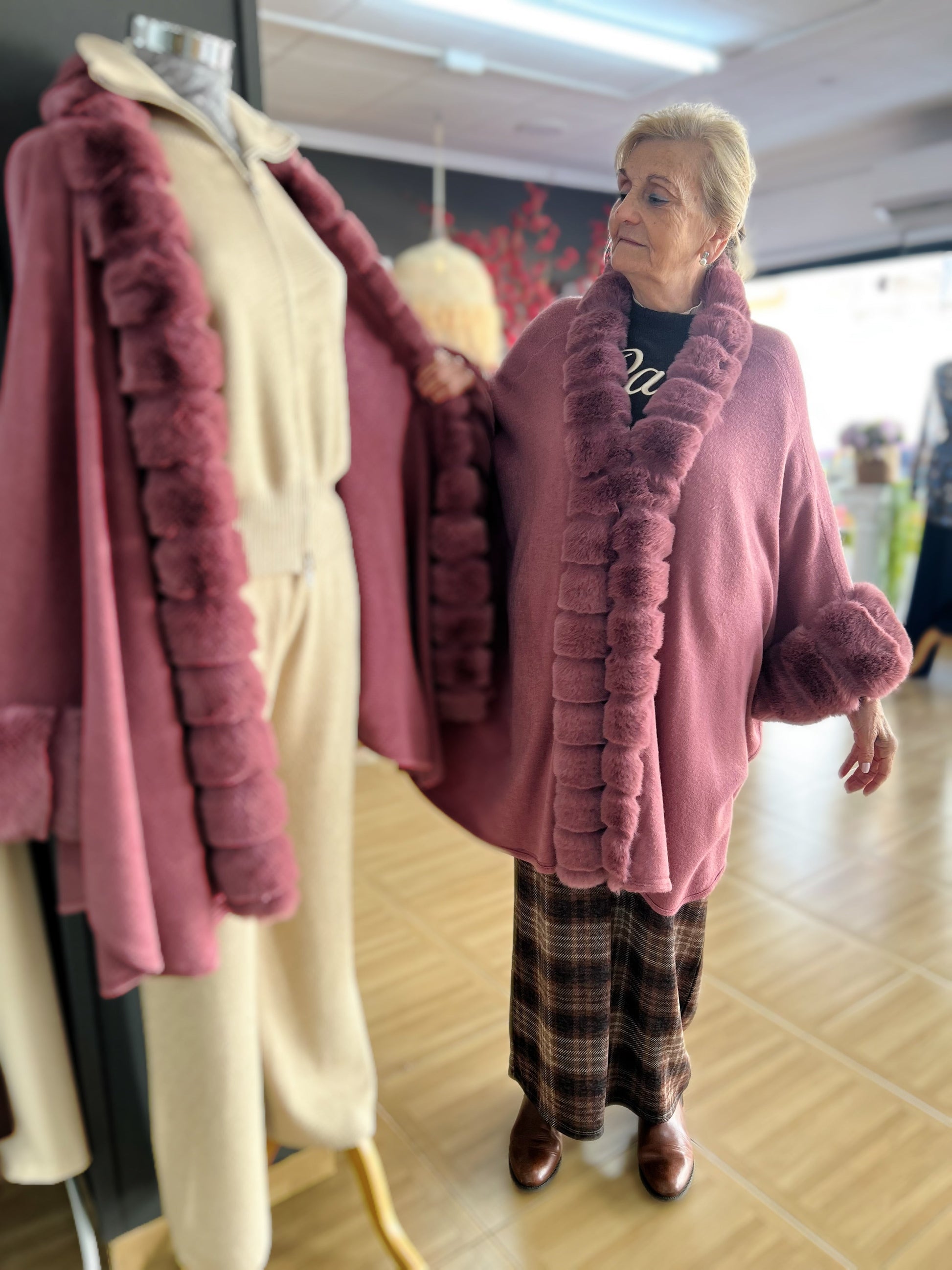 Capa con Pelo Sintético Suave – Talla Única. Elegante y Súper Estilosa El Vestidor de Inma