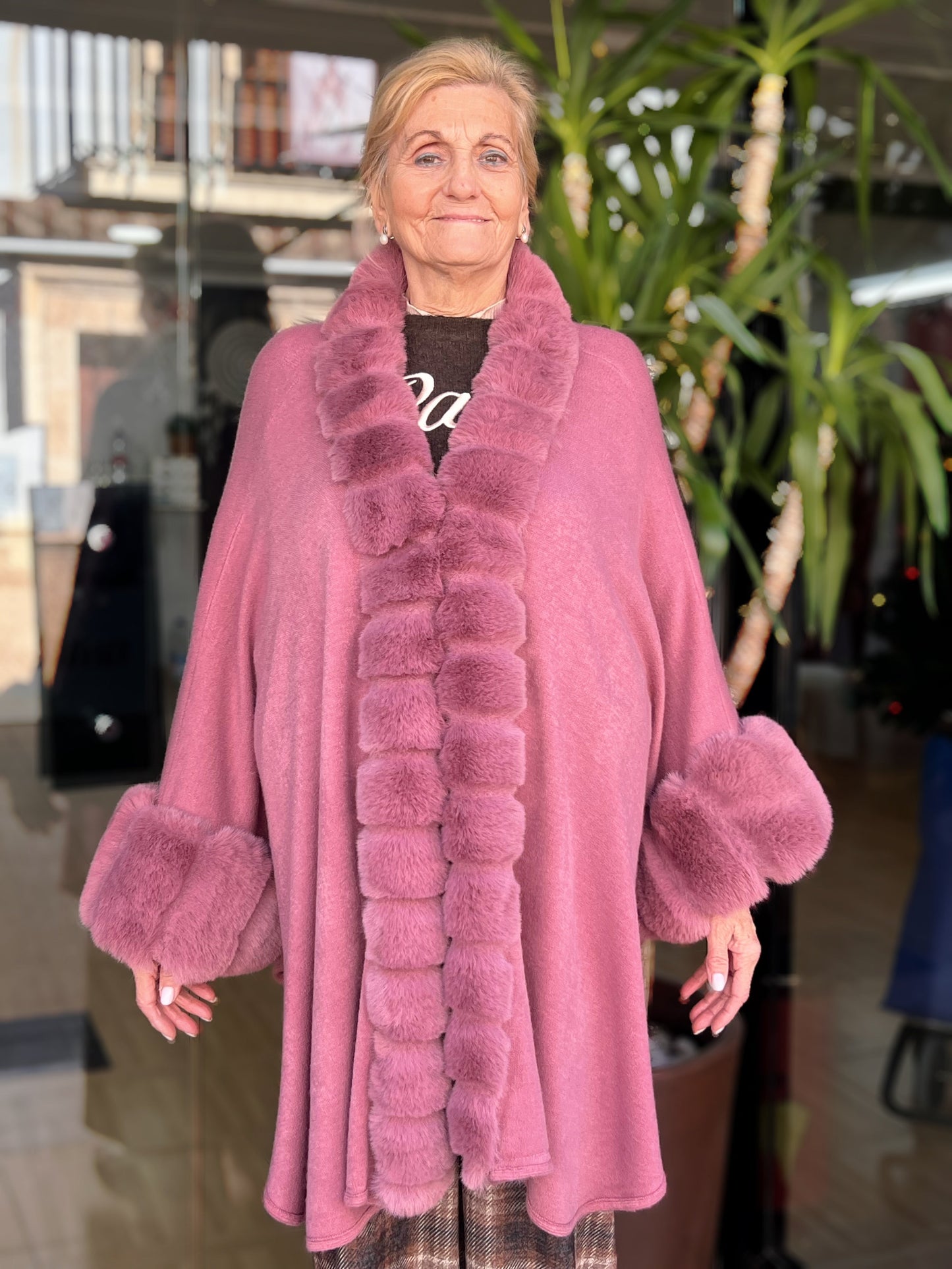 Capa con Pelo Sintético Suave – Talla Única. Elegante y Súper Estilosa El Vestidor de Inma