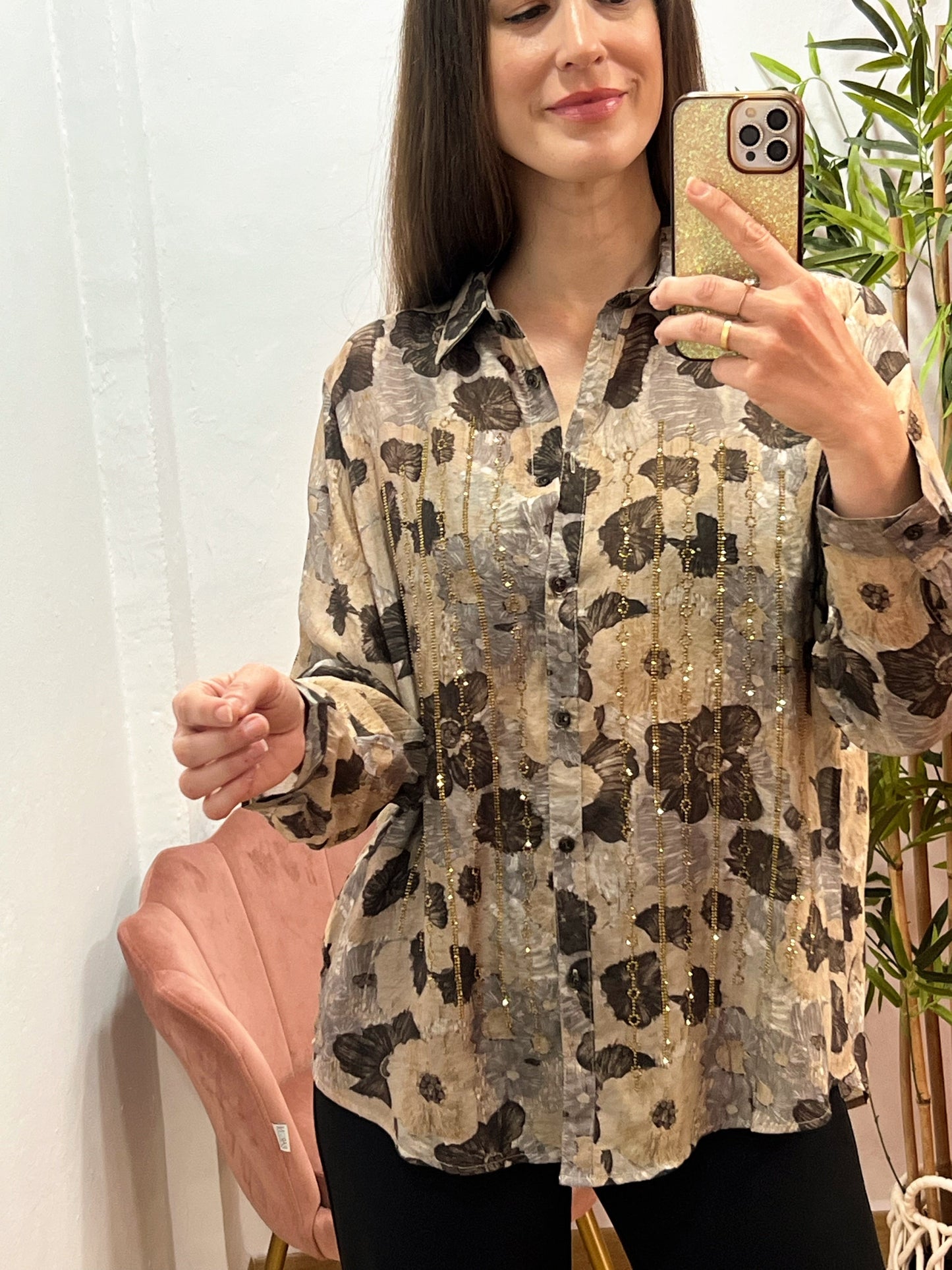 Camisa Fluida Talla Única con Strass Dorado y Estampado en Tonos Gris, Beige y Marrón El Vestidor de Inma