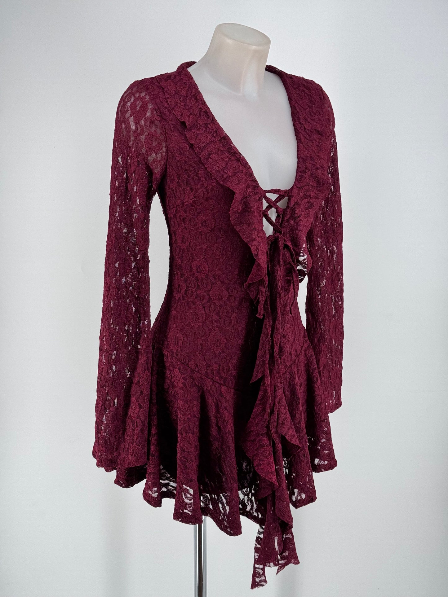 Vestido de encaje con volantes y escote cruzado – Elegancia romántica en varios colores El Vestidor de Inma