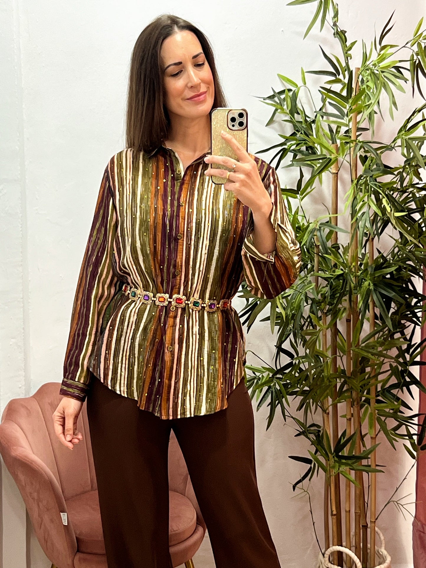 Camisa Talla Única con Rayas en Tonos Tierra y Detalles de Strass Verde – Tejido Fluido El Vestidor de Inma