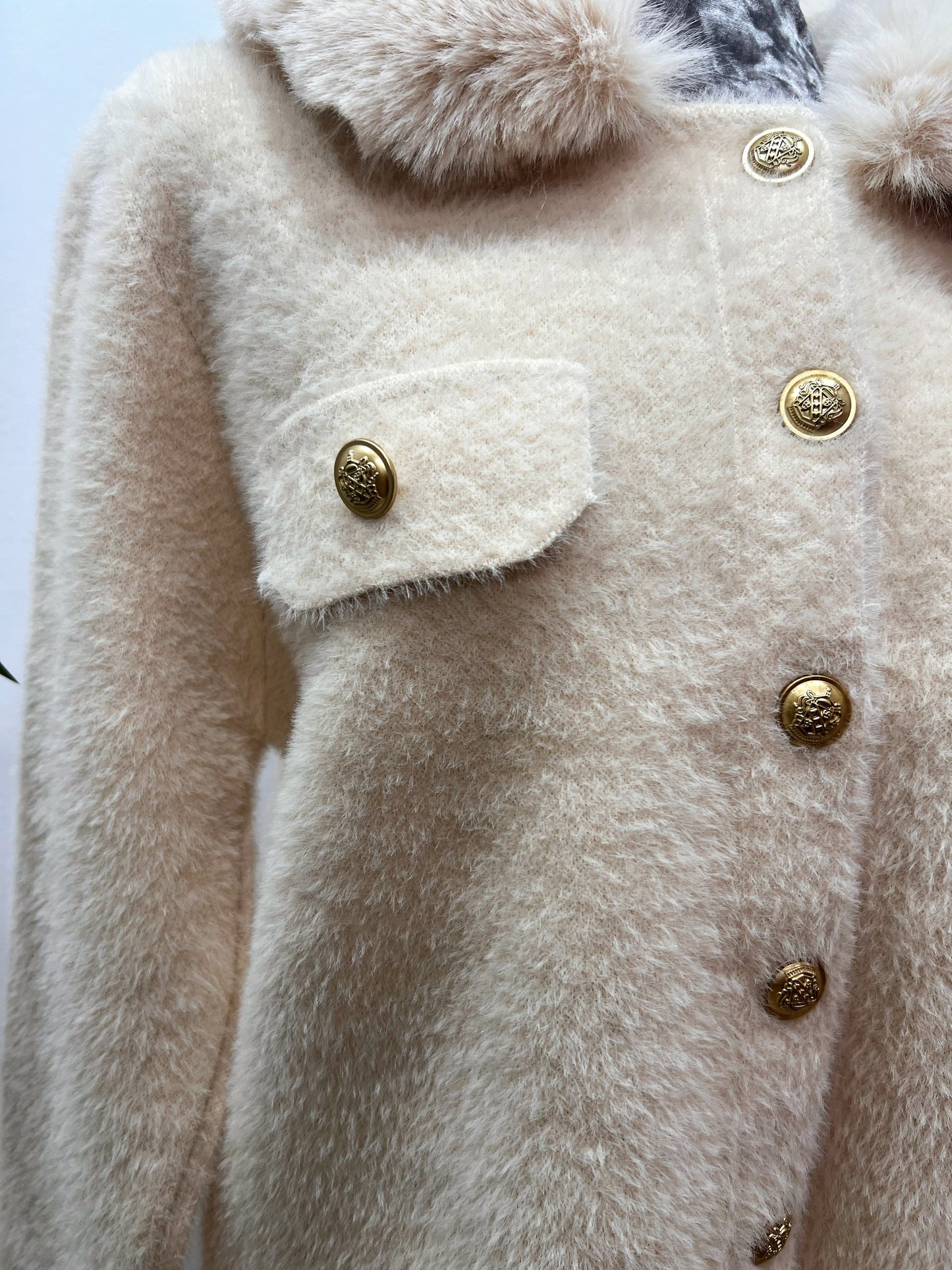 Chaqueta de Pelito con Cuello Desmontable y Botones Dorados – Talla Única El Vestidor de Inma