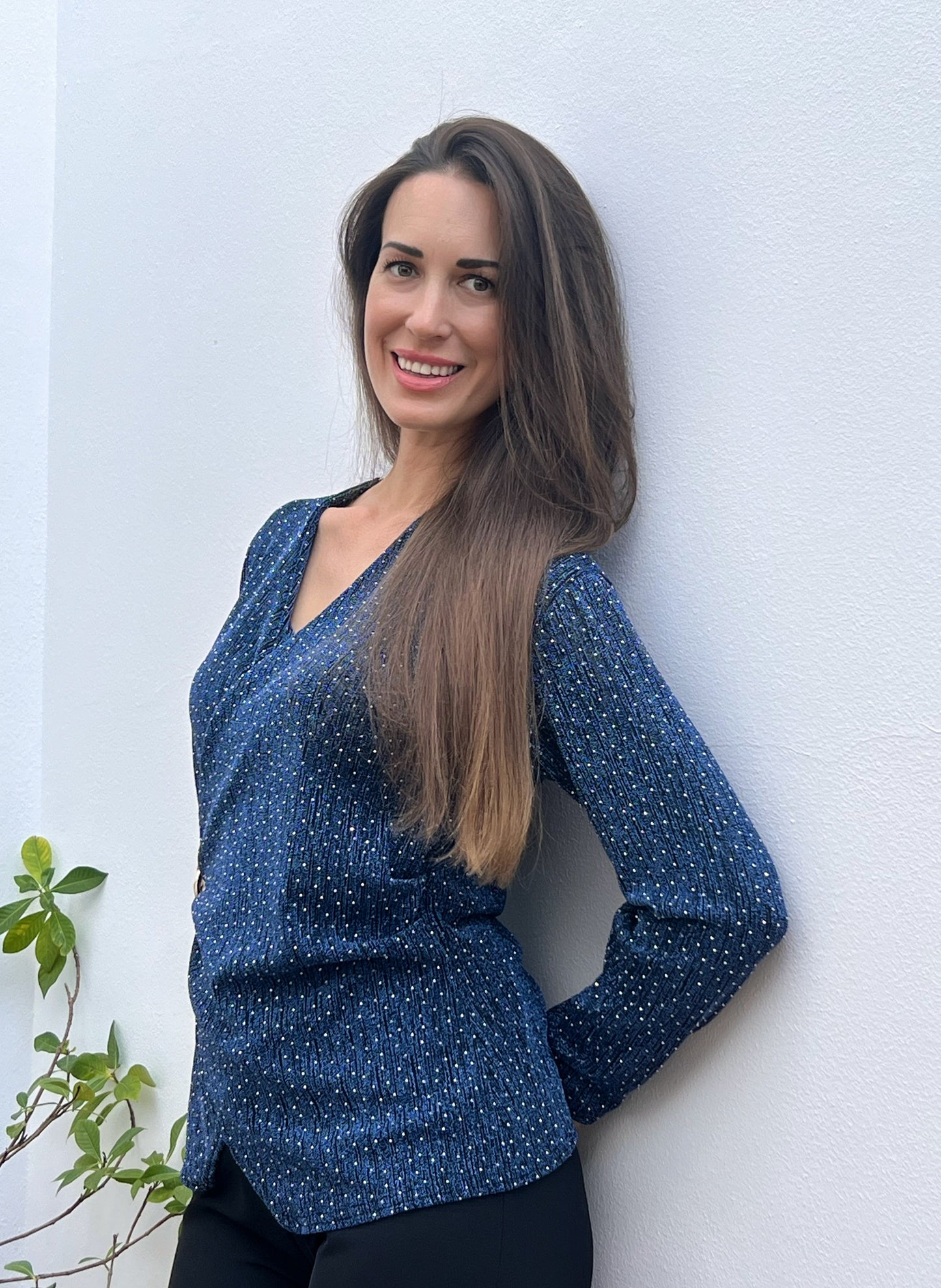 Camiseta Talla Única con Hebilla Dorada – Disponible en Azul y Negro | El Vestidor de Inma El Vestidor de Inma