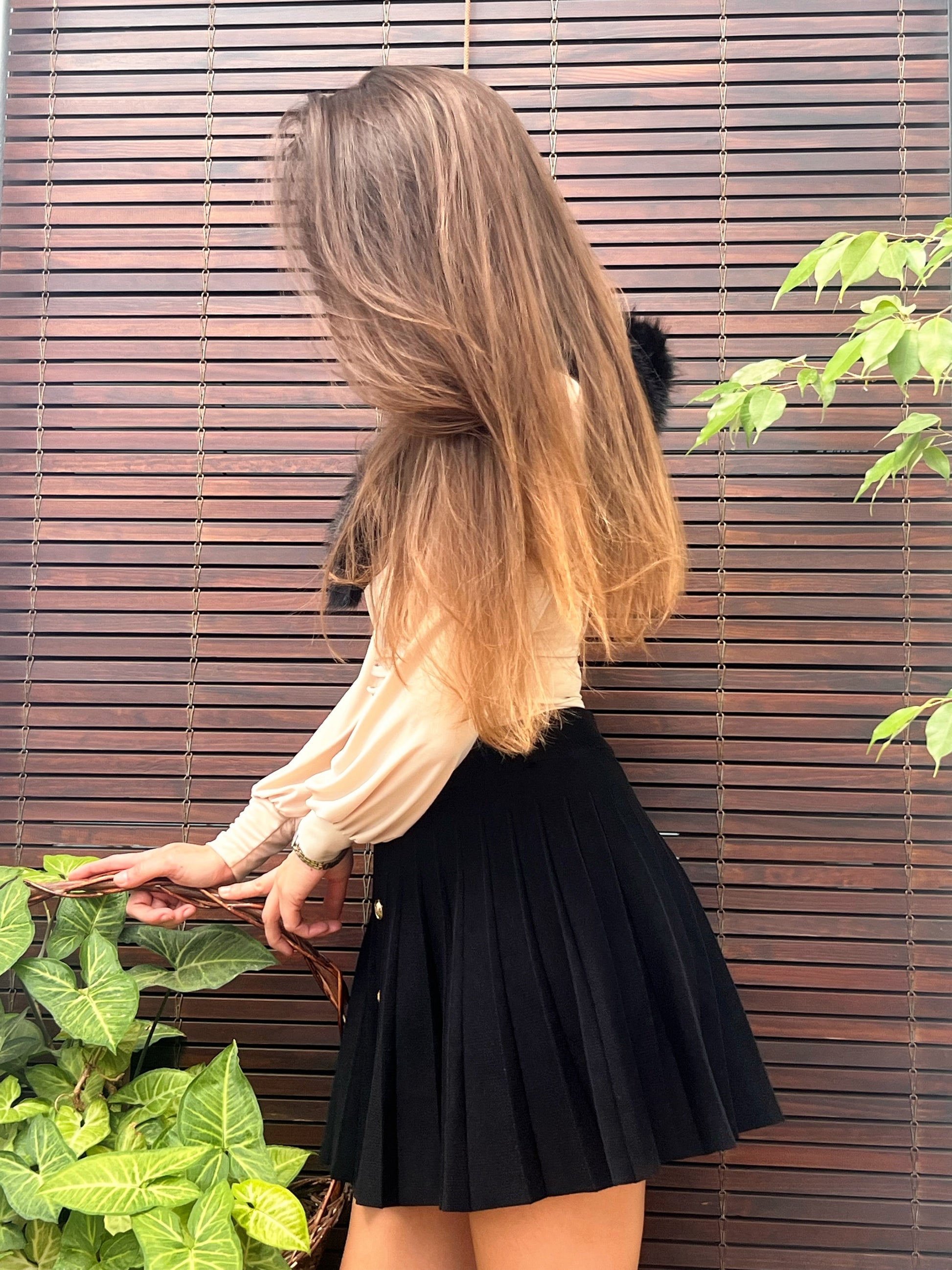 Falda Plisada Negra con Botones Dorados – Talla Única El Vestidor de Inma