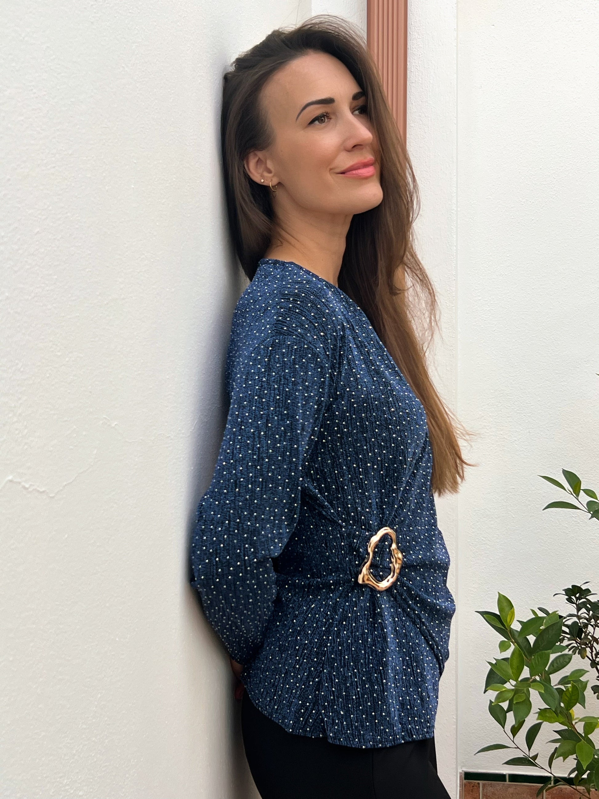 Camiseta Talla Única con Hebilla Dorada – Disponible en Azul y Negro | El Vestidor de Inma El Vestidor de Inma