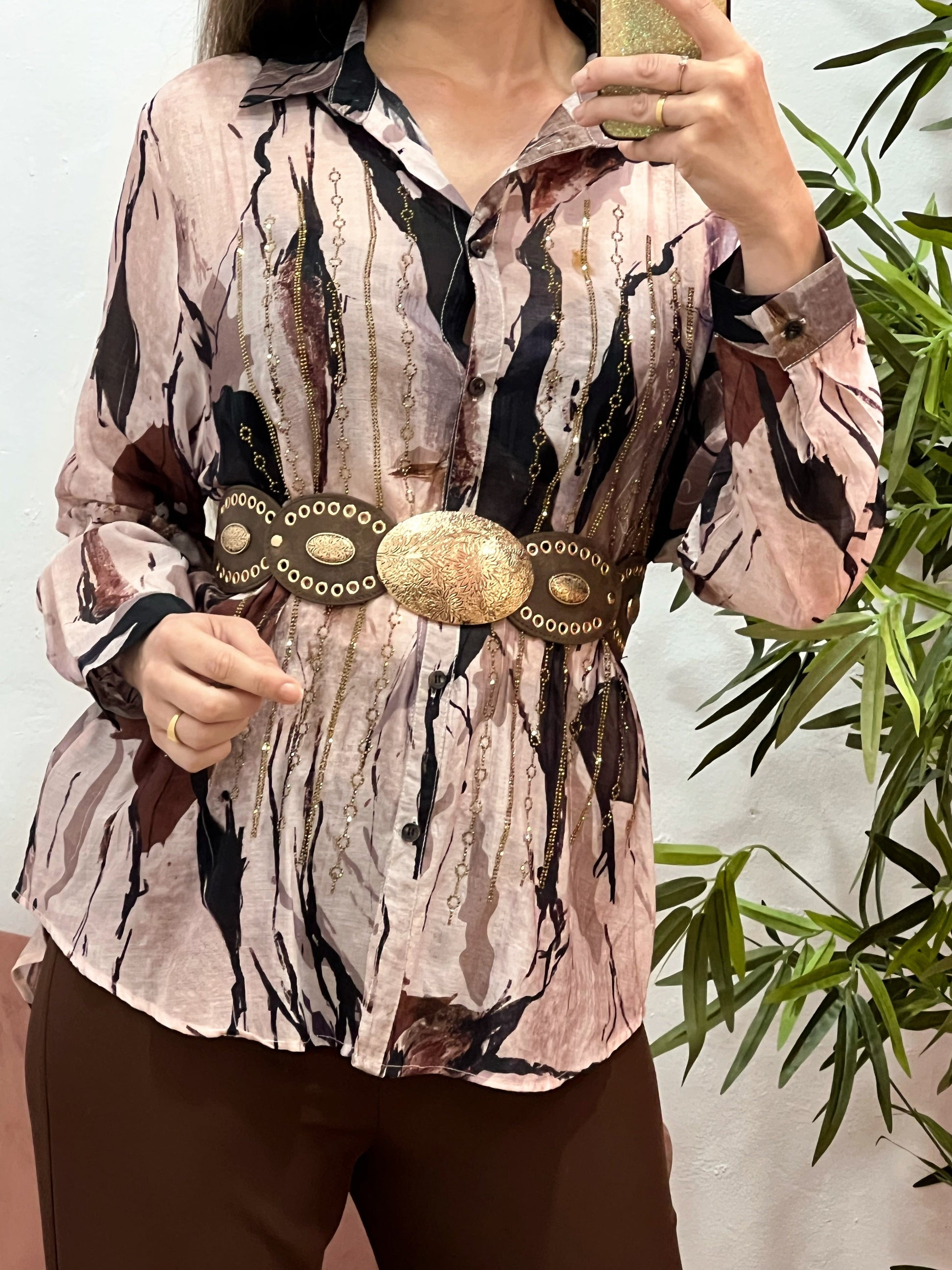 Camisa Fluida Talla Única con Strass Dorado y Estampado Abstracto en Tonos Rosa, Negro y Marrón El Vestidor de Inma
