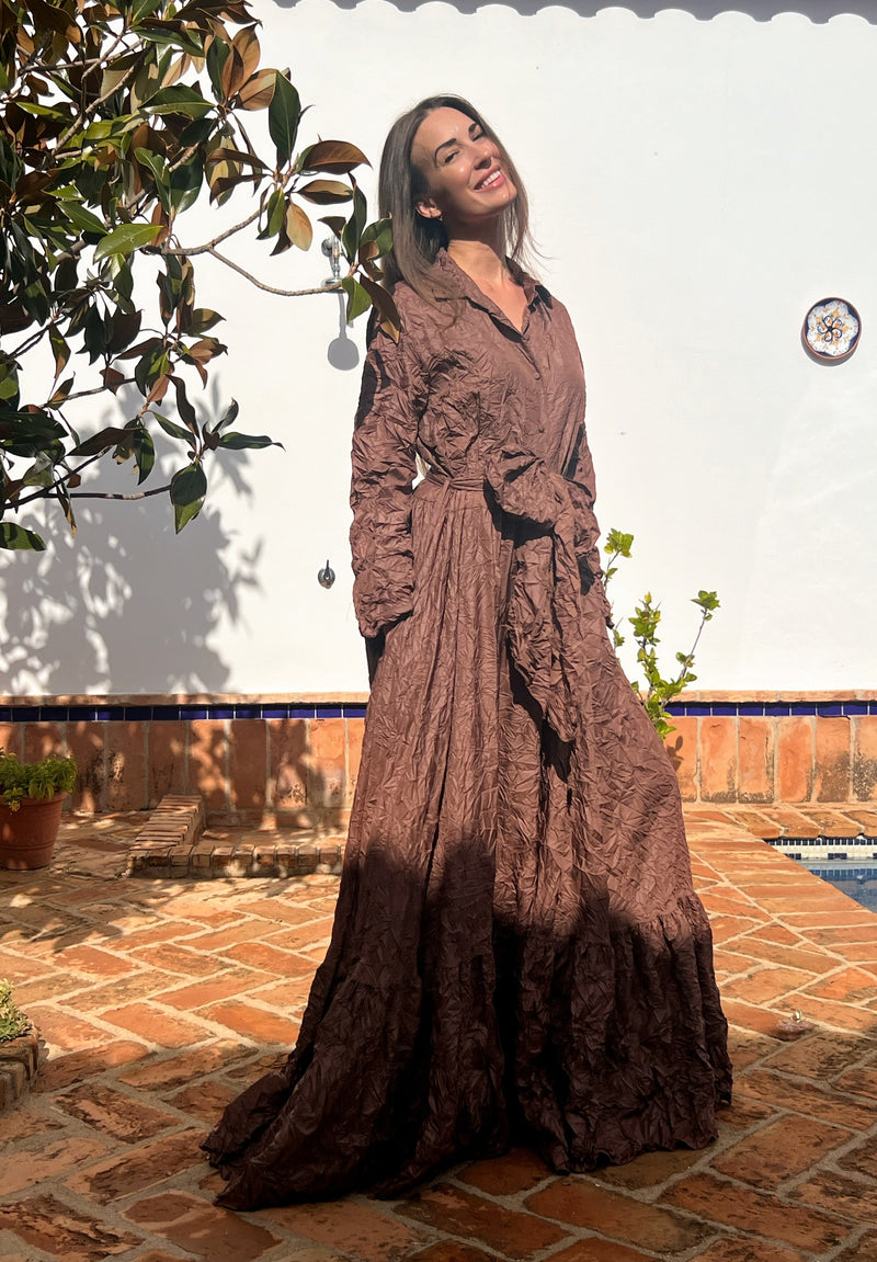 Vestido largo marrón con lazada y bolsillos | Talla única amplia – El Vestidor de Inma