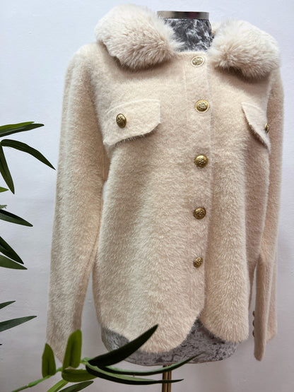 Chaqueta de Pelito con Cuello Desmontable y Botones Dorados – Talla Única El Vestidor de Inma