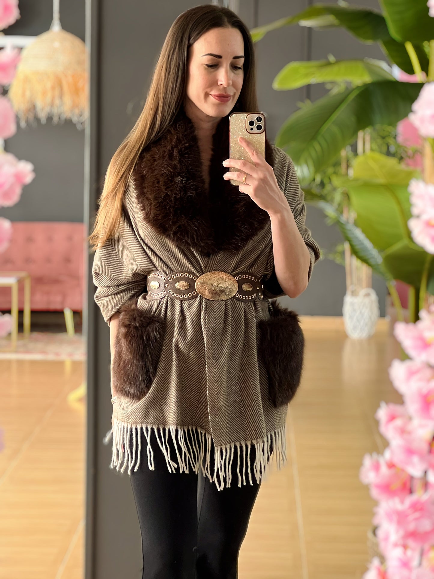 Capa con Bolsillos de Pelo – Talla Única y Disponible en Varios Colores El Vestidor de Inma