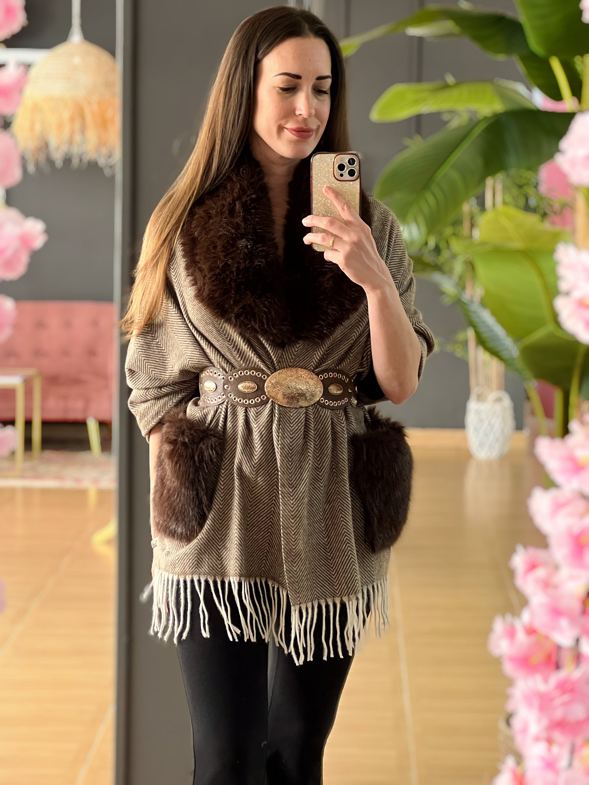 Capa con Bolsillos de Pelo – Talla Única y Disponible en Varios Colores El Vestidor de Inma