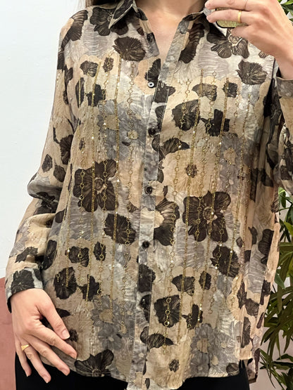 Camisa Fluida Talla Única con Strass Dorado y Estampado en Tonos Gris, Beige y Marrón El Vestidor de Inma