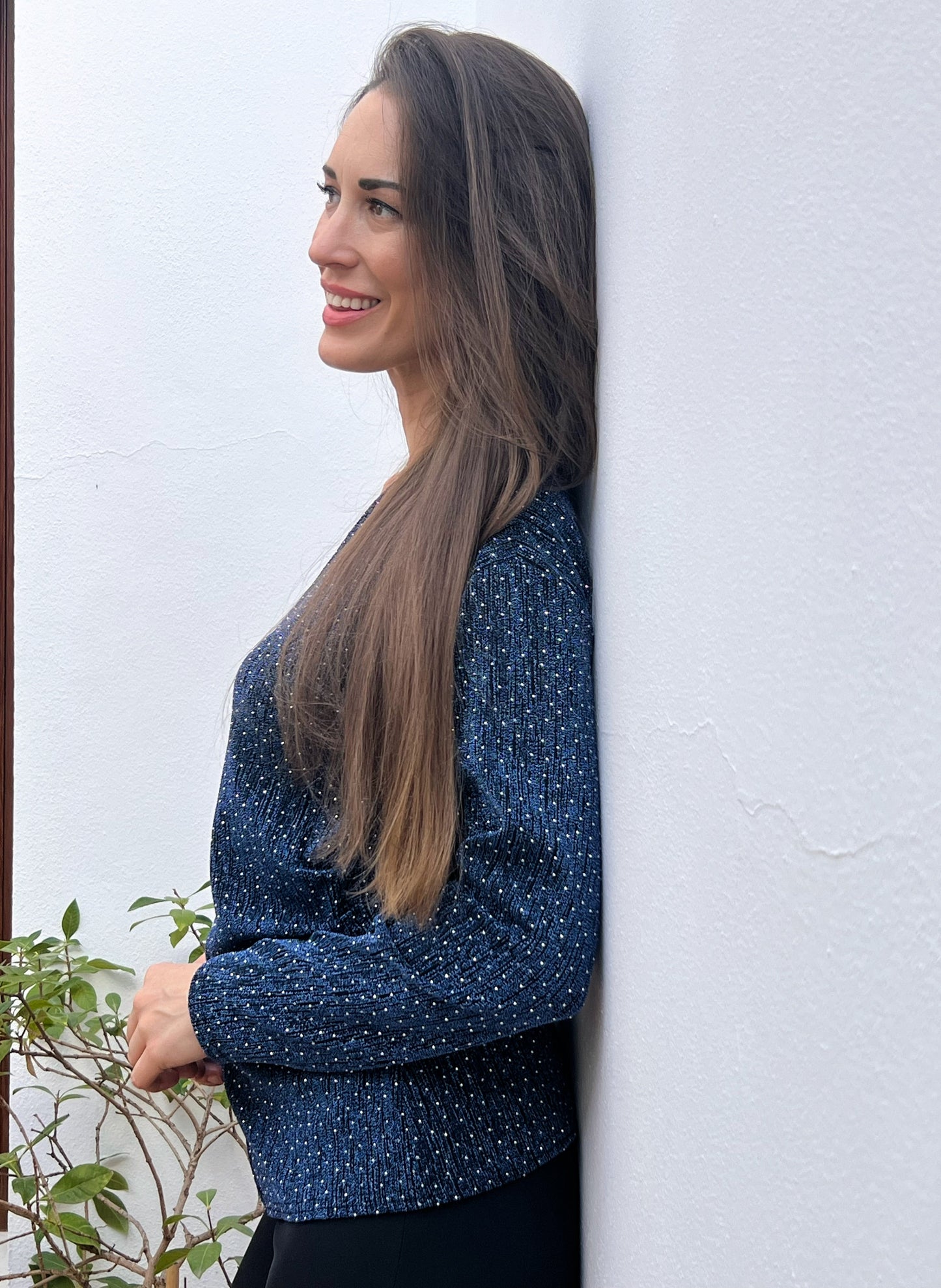 Camiseta Talla Única con Hebilla Dorada – Disponible en Azul y Negro | El Vestidor de Inma El Vestidor de Inma