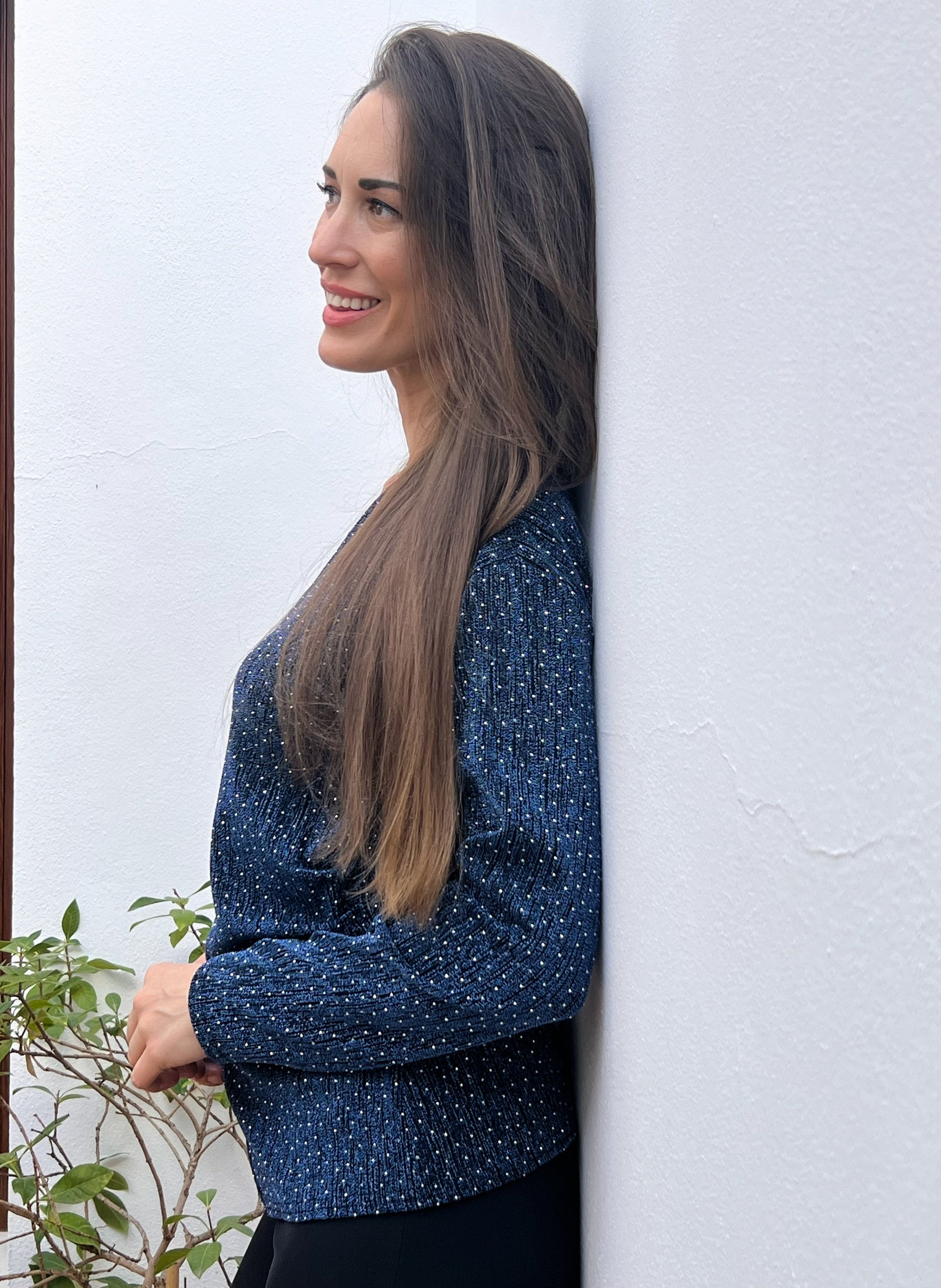 Camiseta Talla Única con Hebilla Dorada – Disponible en Azul y Negro | El Vestidor de Inma El Vestidor de Inma