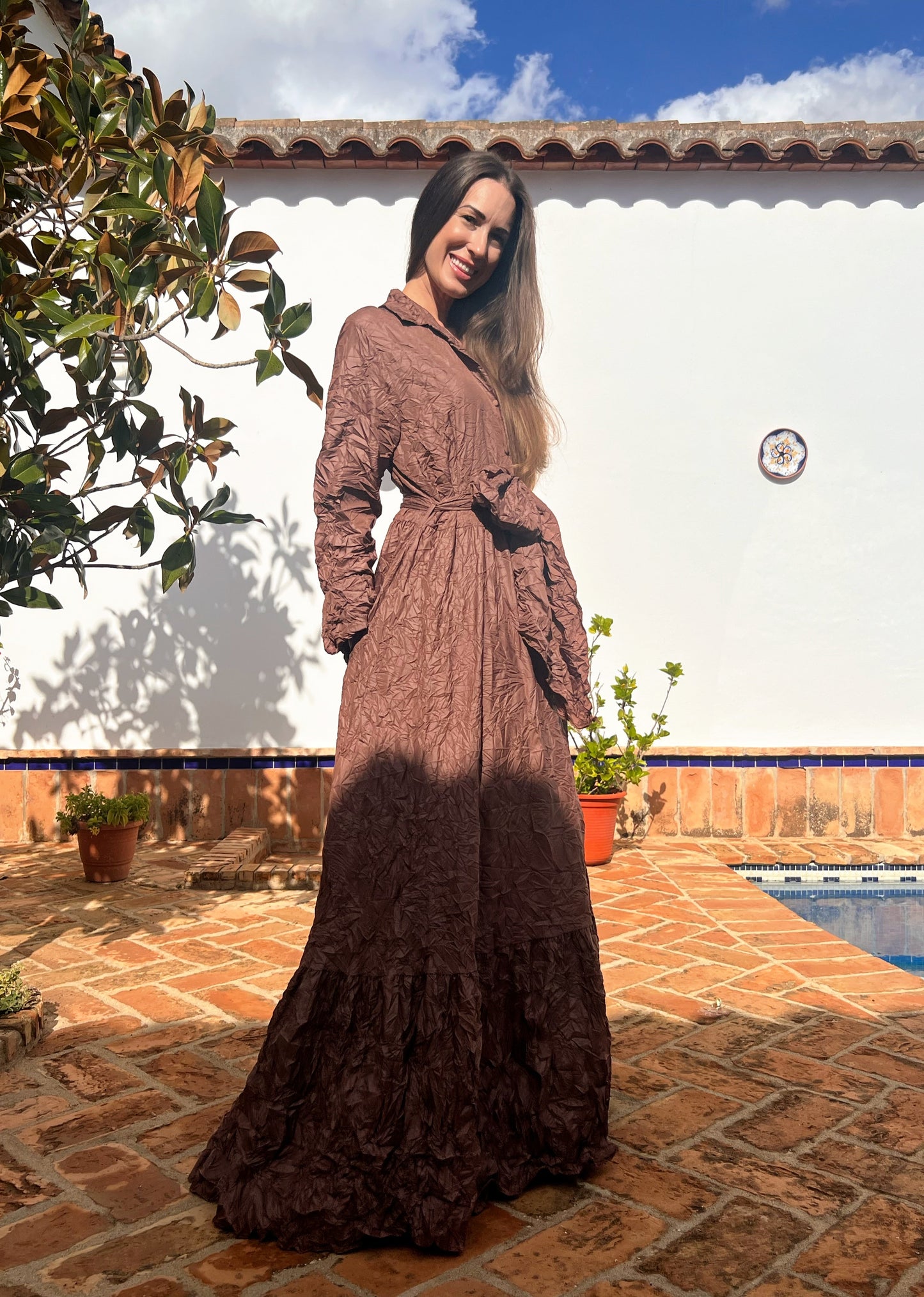 Vestido largo marrón con lazada y bolsillos | Talla única amplia – El Vestidor de Inma El Vestidor de Inma