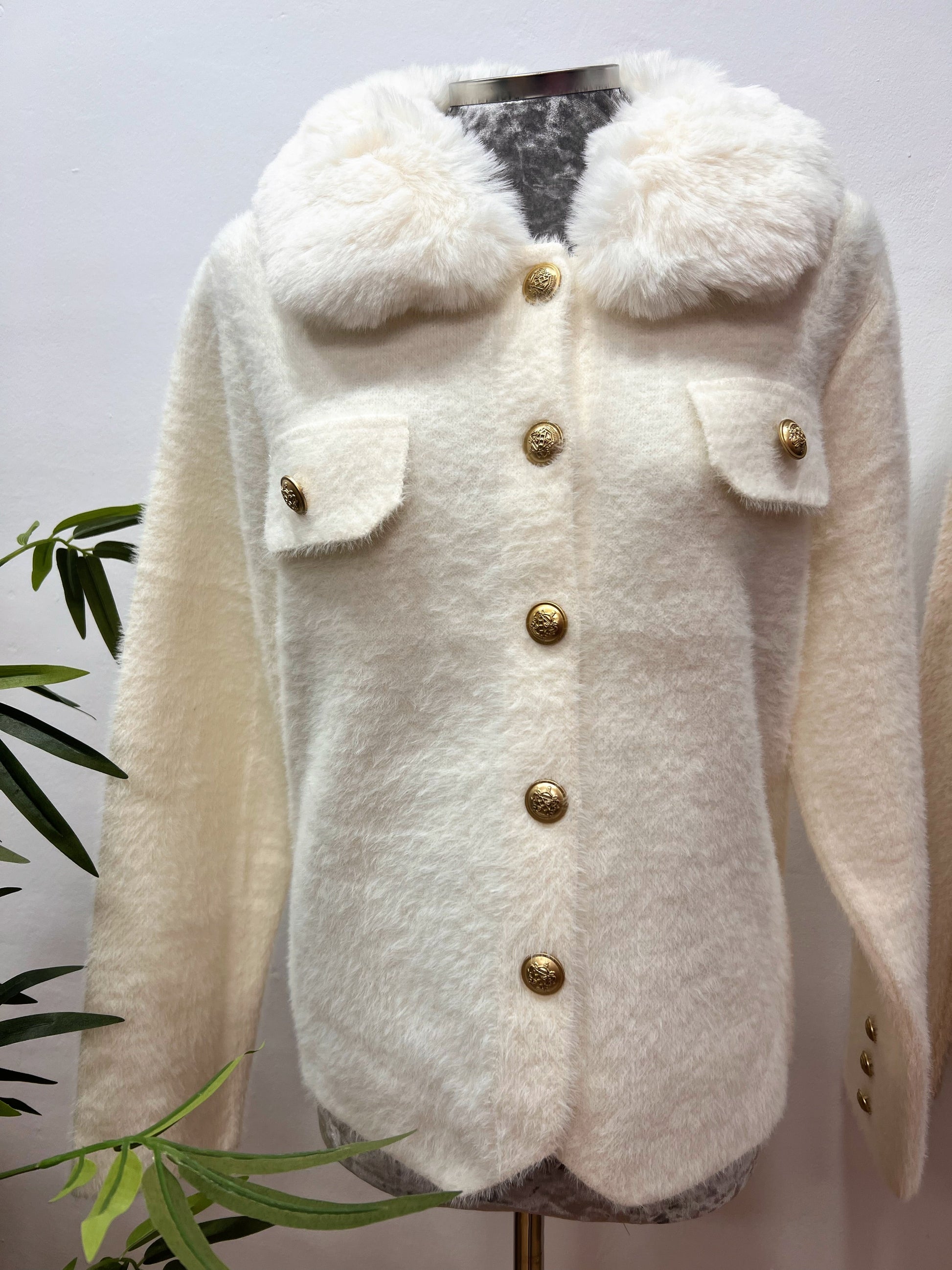 Chaqueta de Pelito con Cuello Desmontable y Botones Dorados – Talla Única El Vestidor de Inma