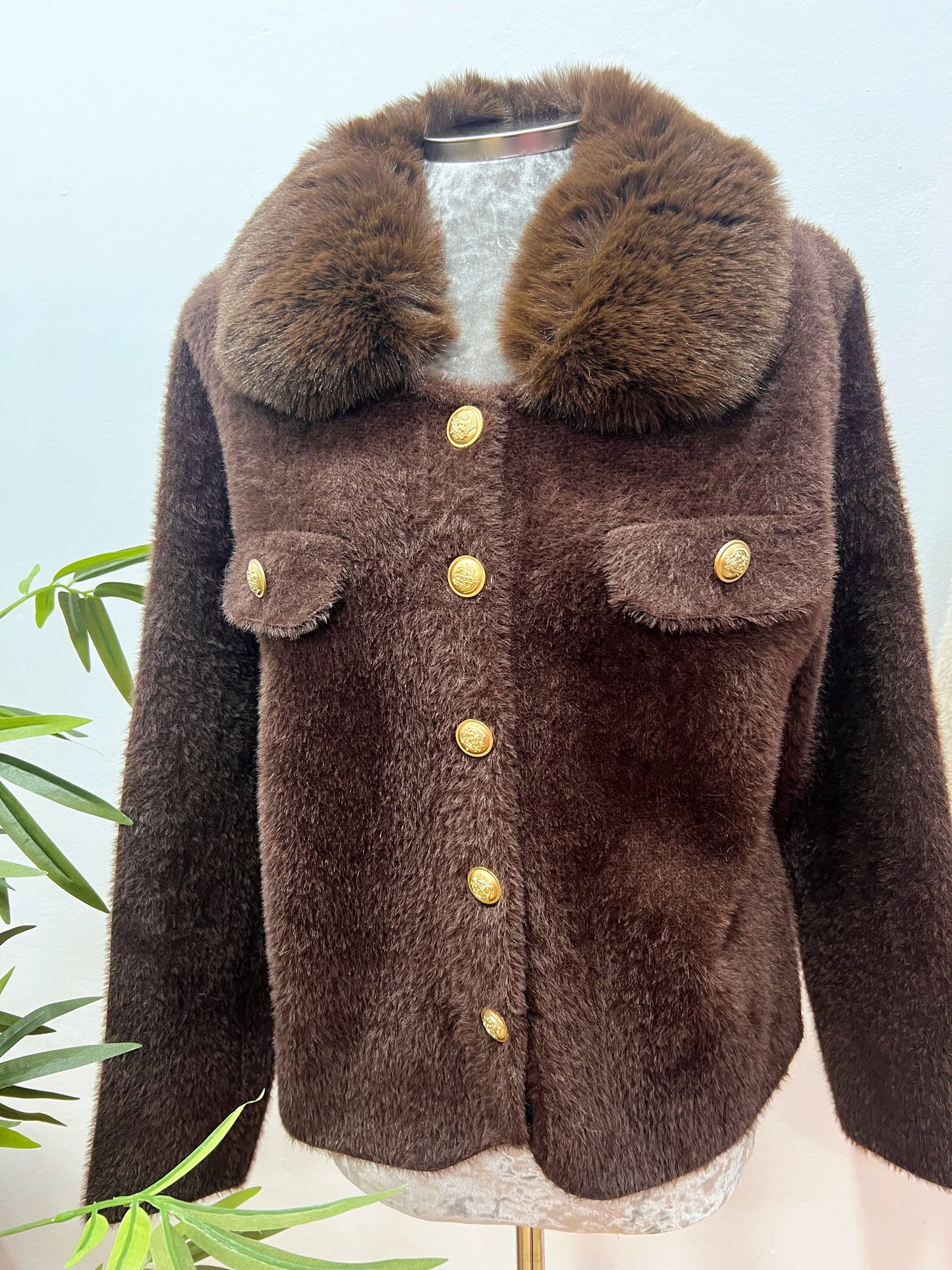 Chaqueta de Pelito con Cuello Desmontable y Botones Dorados – Talla Única El Vestidor de Inma