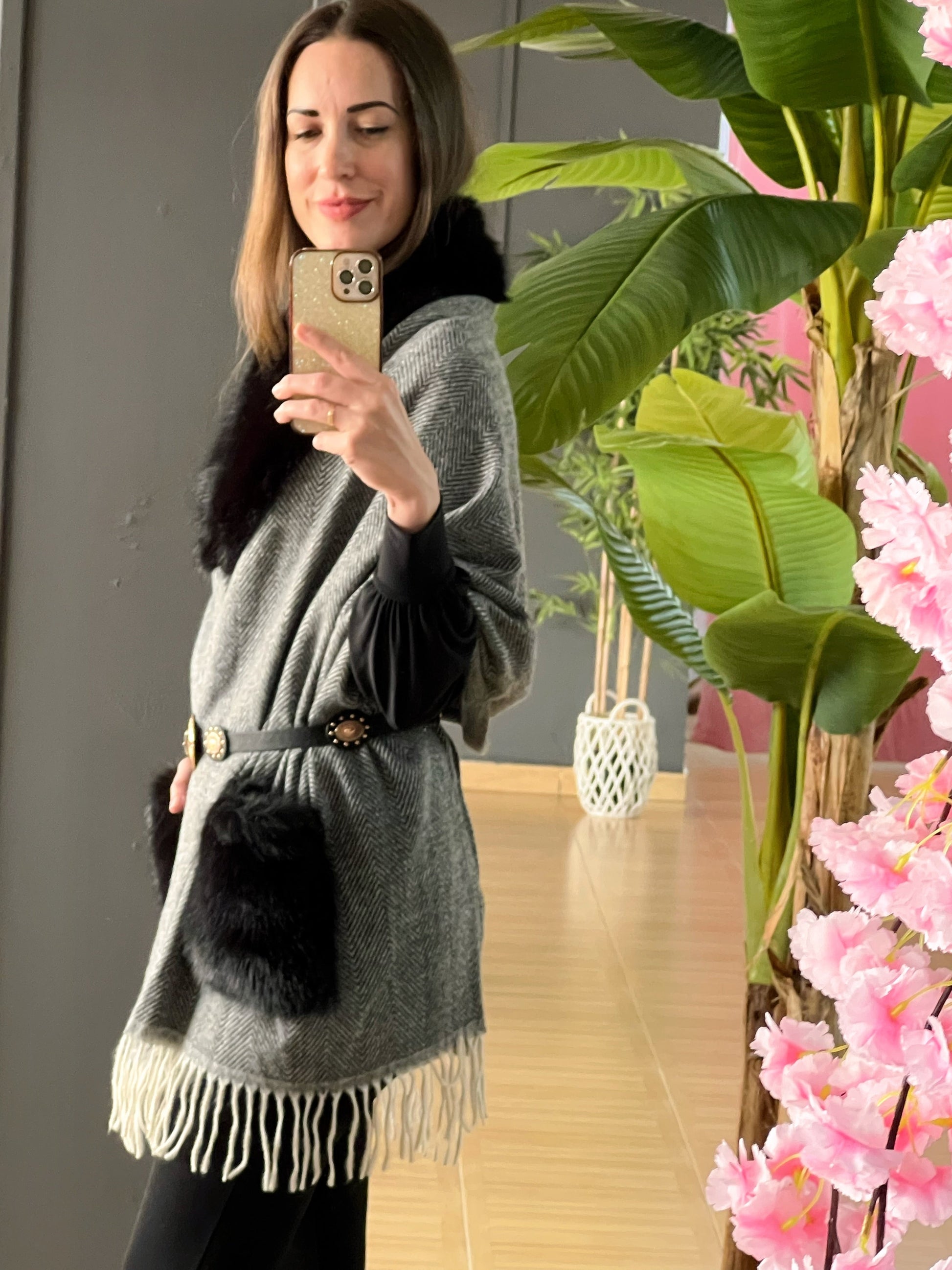 Capa con Bolsillos de Pelo – Talla Única y Disponible en Varios Colores El Vestidor de Inma