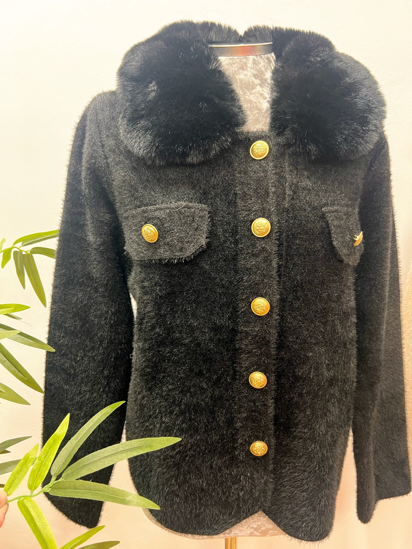 Chaqueta de Pelito con Cuello Desmontable y Botones Dorados – Talla Única El Vestidor de Inma