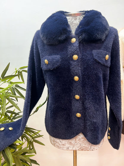 Chaqueta de Pelito con Cuello Desmontable y Botones Dorados – Talla Única El Vestidor de Inma