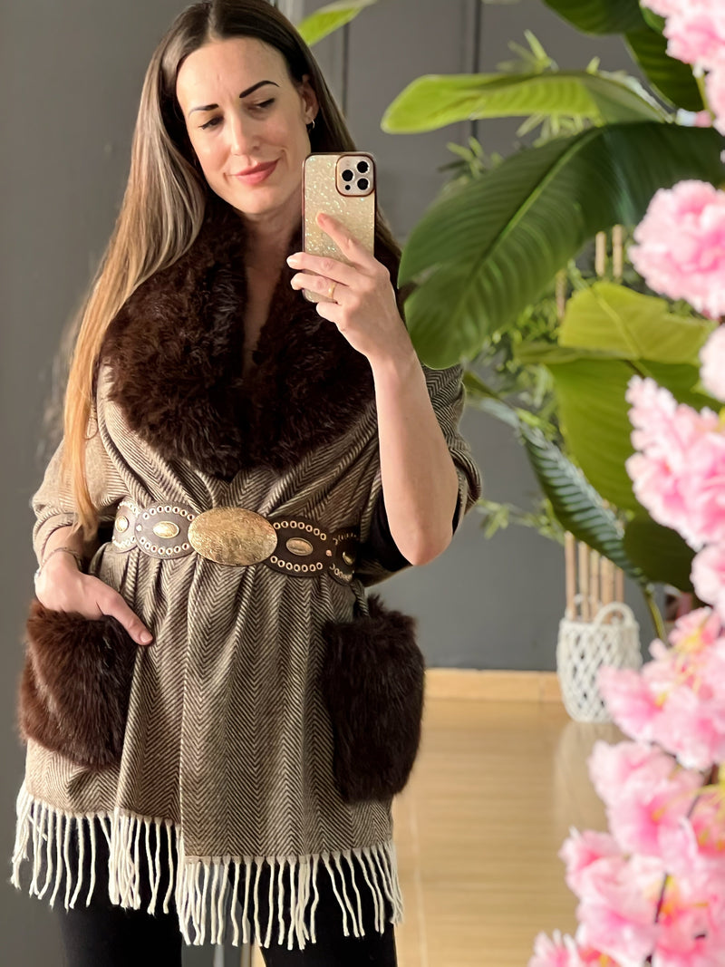 Capa con Bolsillos de Pelo – Talla Única y Disponible en Varios Colores