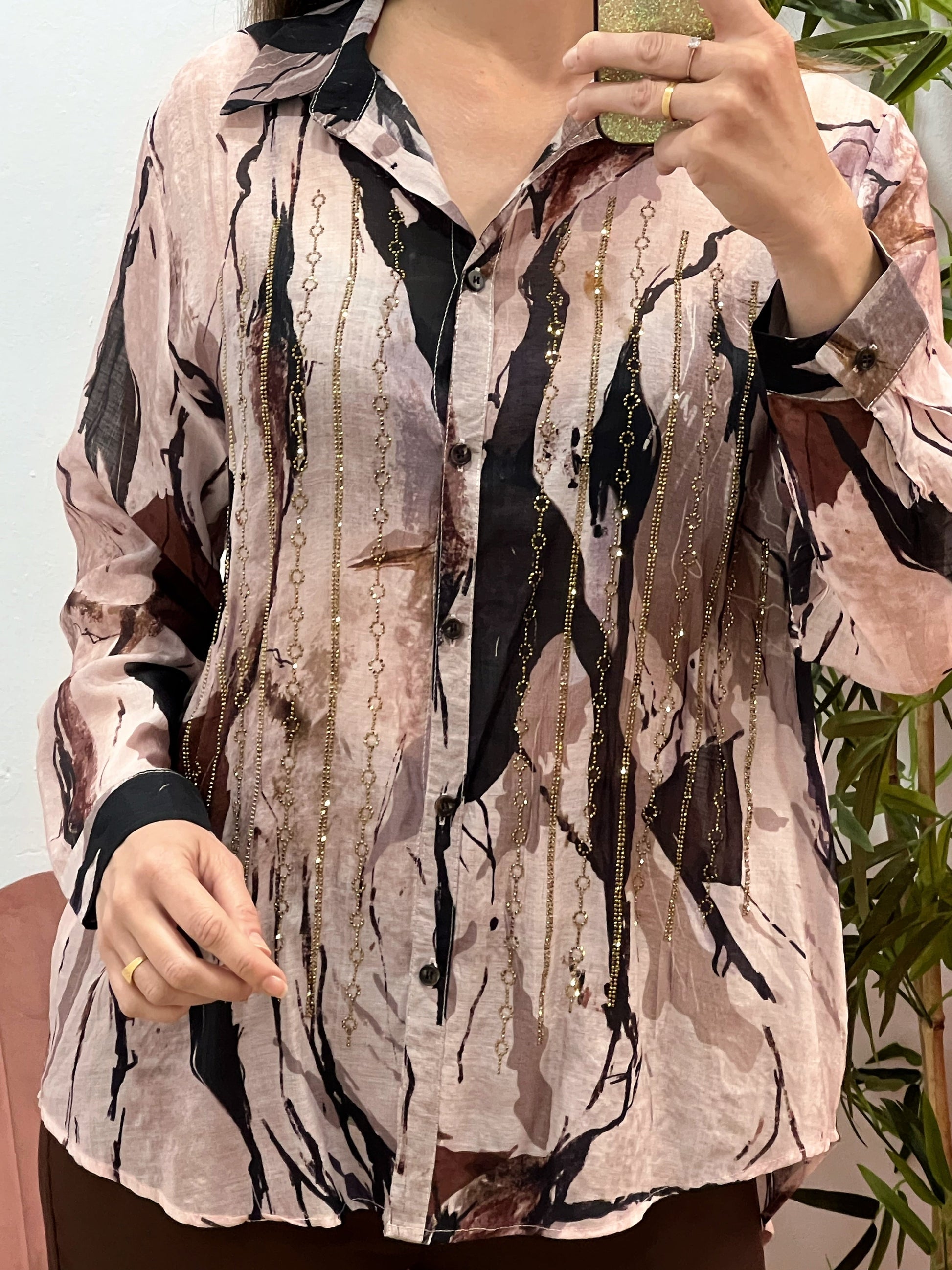 Camisa Fluida Talla Única con Strass Dorado y Estampado Abstracto en Tonos Rosa, Negro y Marrón El Vestidor de Inma