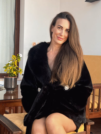 Abrigo de pelo sintético negro con tres broches joya – Talla única El Vestidor de Inma