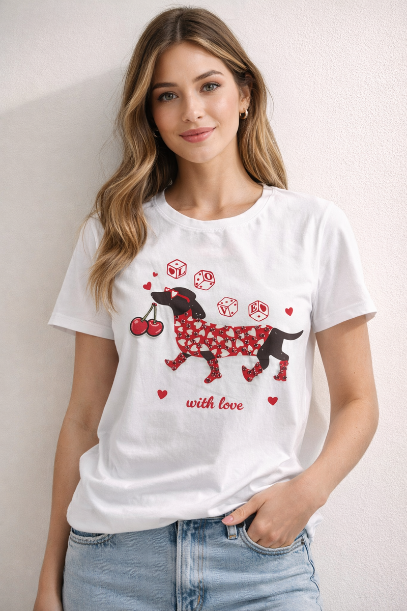 Camiseta With Love | Estampado Perro Salchicha con Cerezas y Corazones