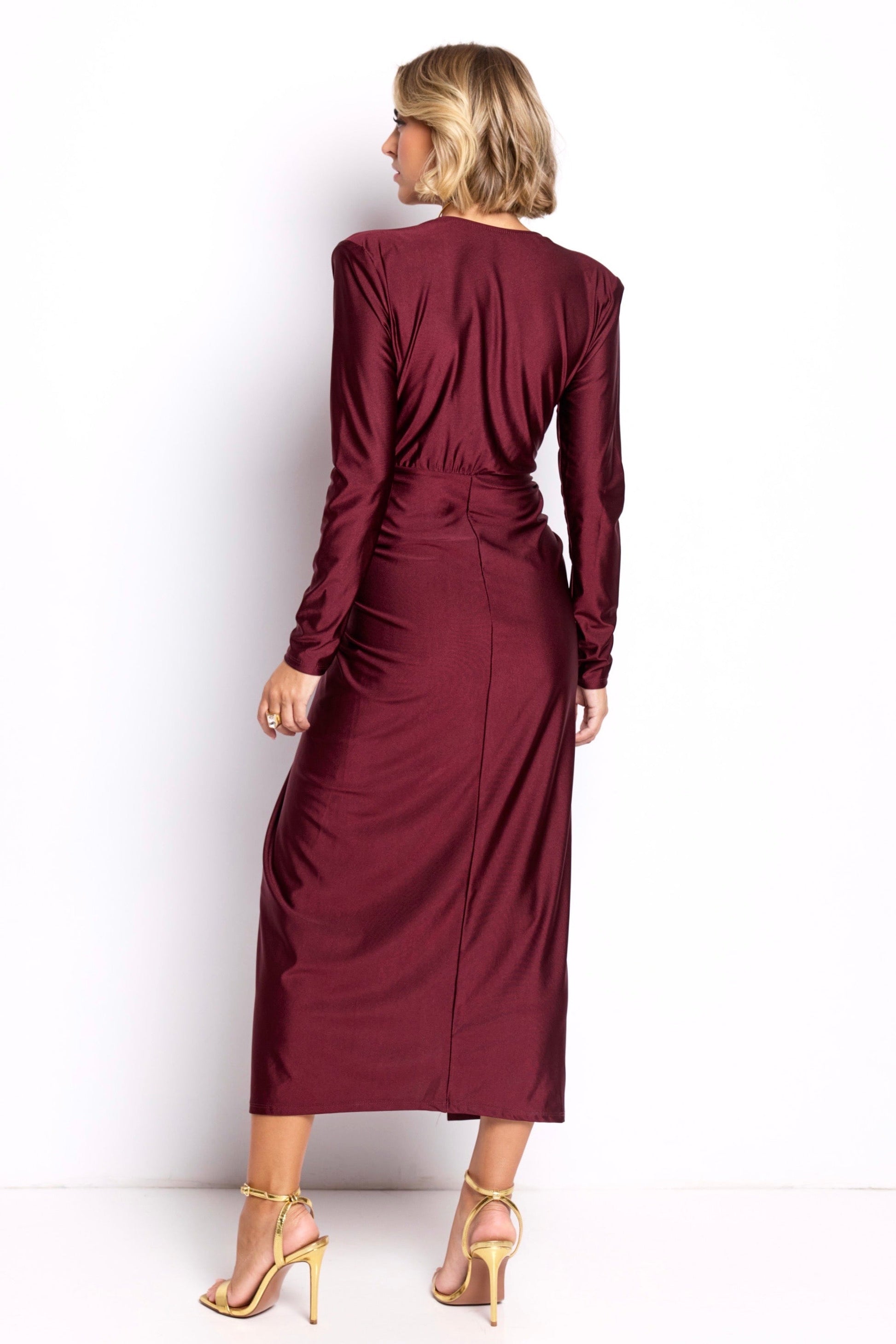 Vestido largo drapeado con escote profundo – Elegancia y sensualidad en cada color El Vestidor de Inma