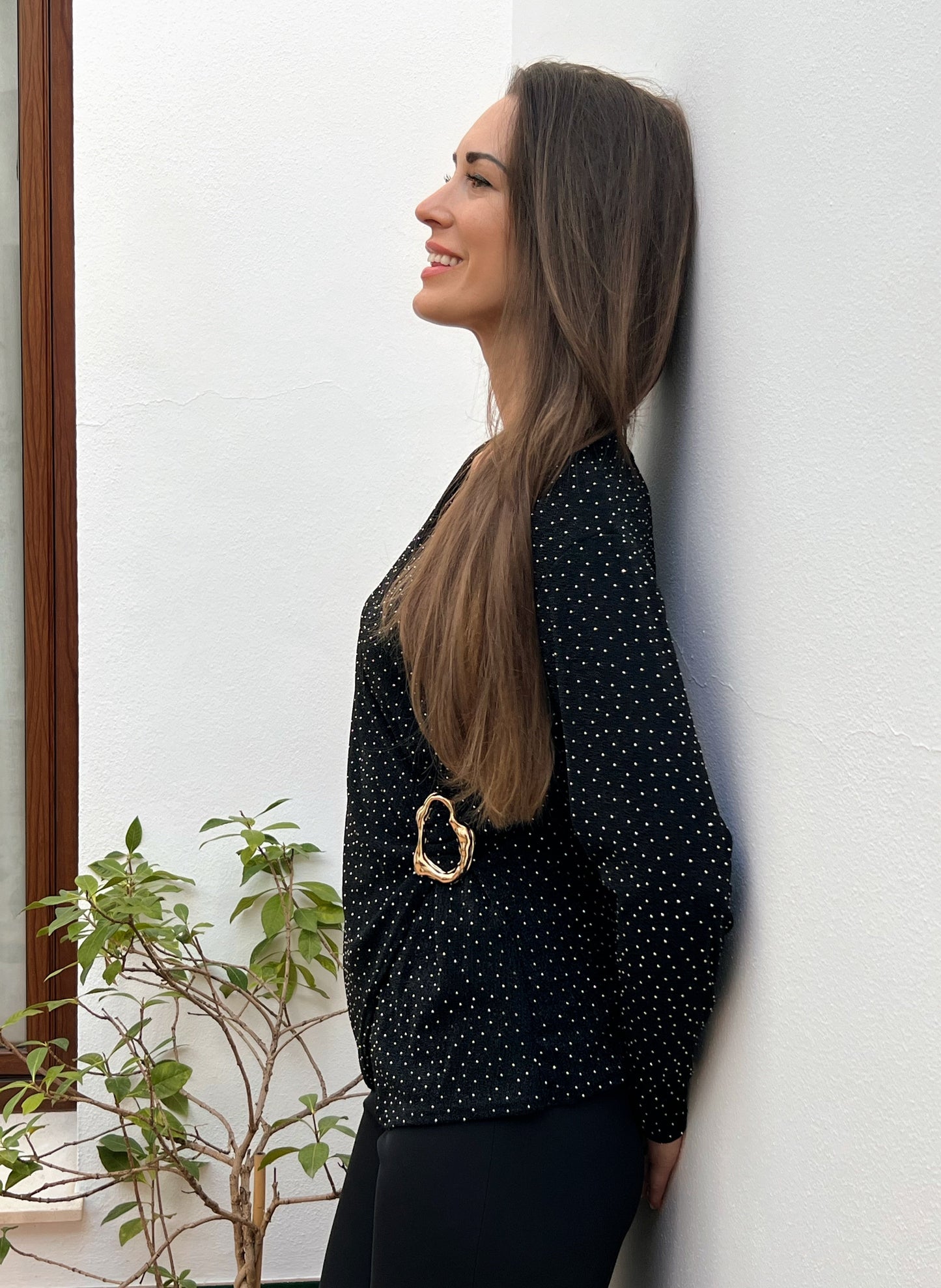 Camiseta Talla Única con Hebilla Dorada – Disponible en Azul y Negro | El Vestidor de Inma El Vestidor de Inma