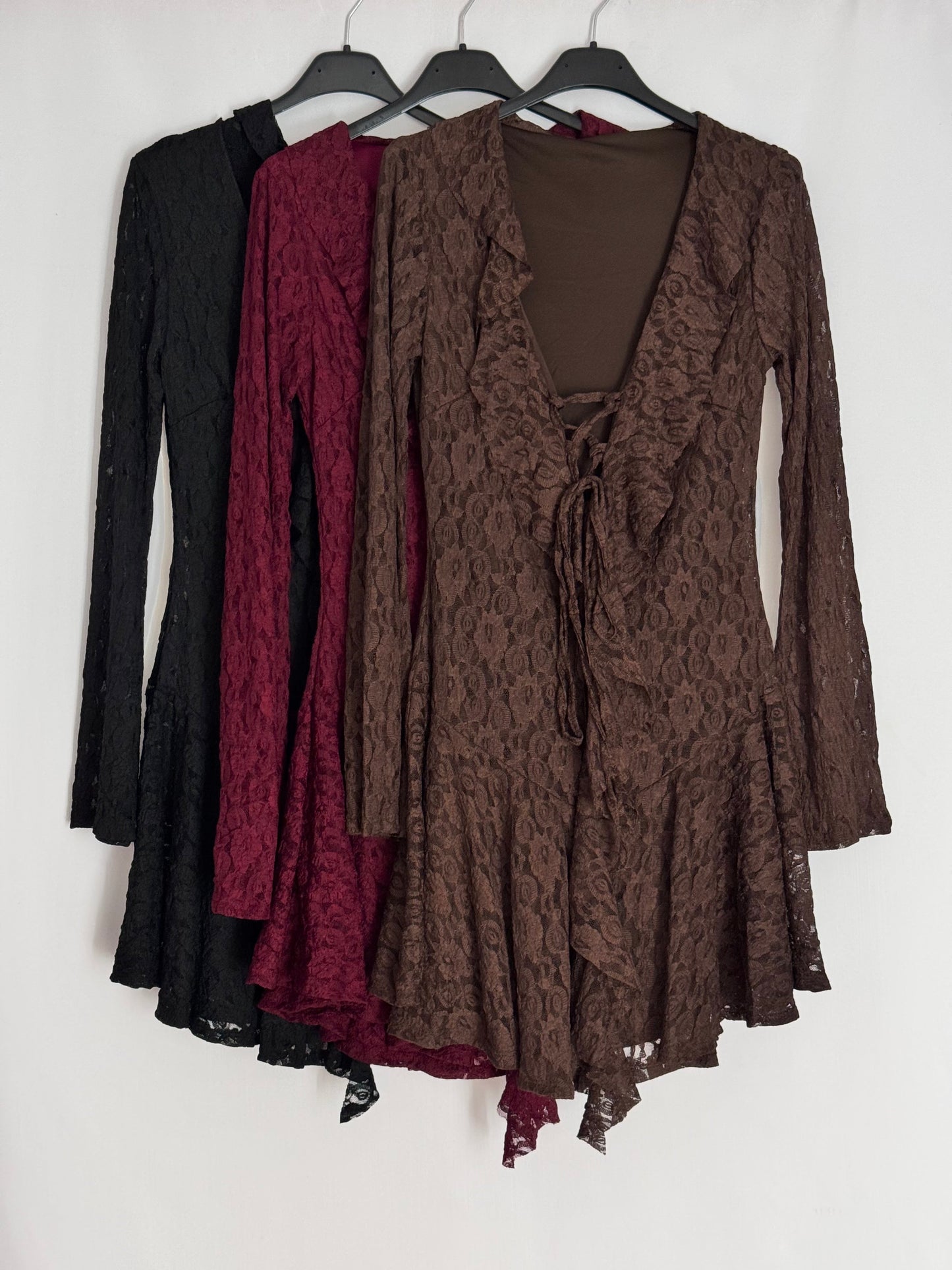 Vestido de encaje con volantes y escote cruzado – Elegancia romántica en varios colores El Vestidor de Inma