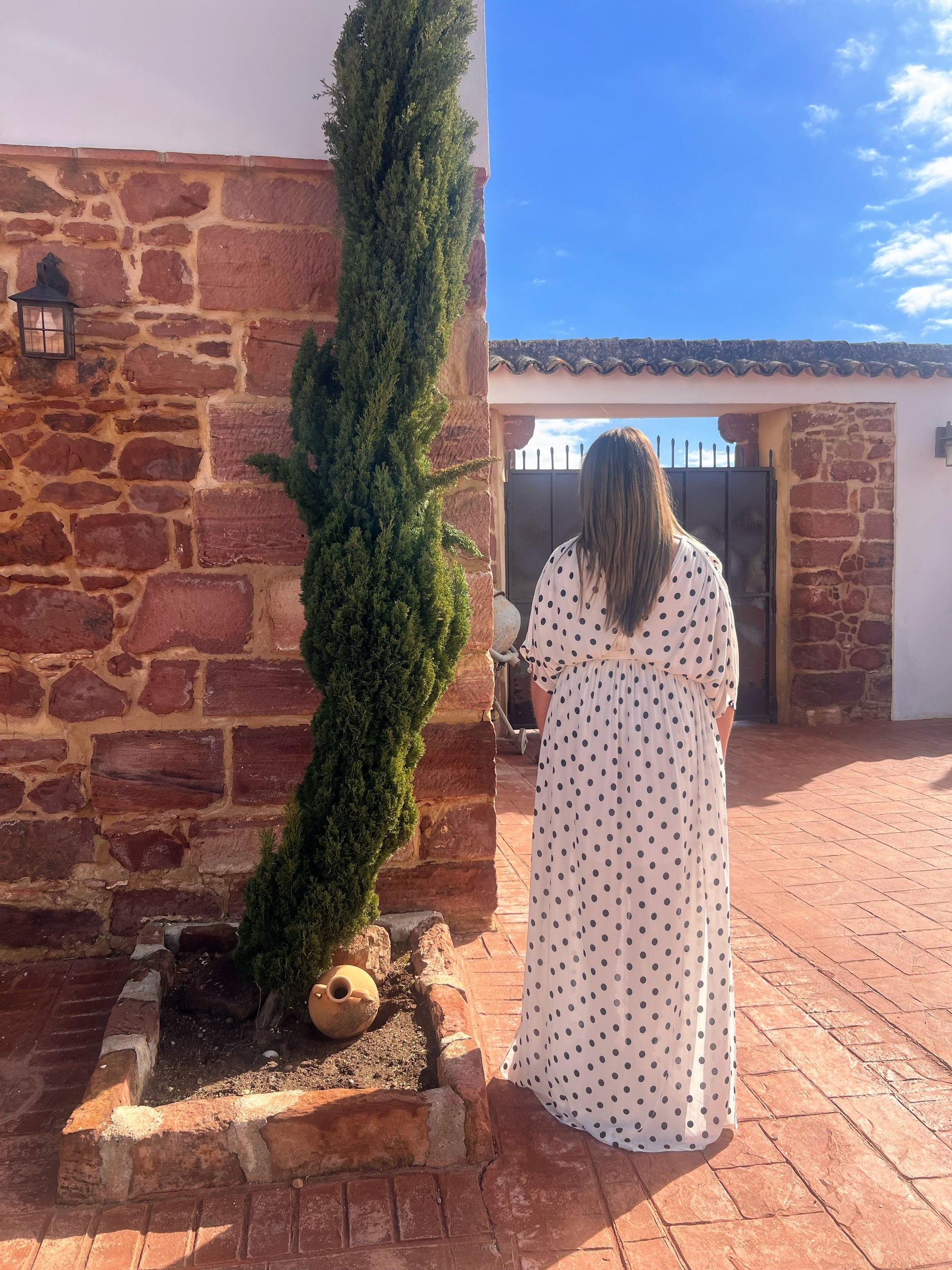 Vestido Maxi Lunares Espalda Abierta | Fluido con Abertura y Cinturón El Vestidor de Inma