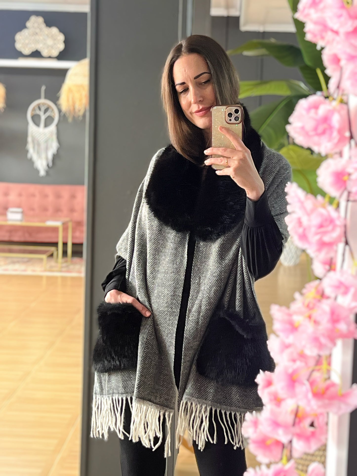 Capa con Bolsillos de Pelo – Talla Única y Disponible en Varios Colores El Vestidor de Inma