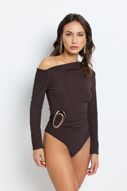 Body asimétrico con hebilla dorada – Elegancia y estilo en cada color El Vestidor de Inma