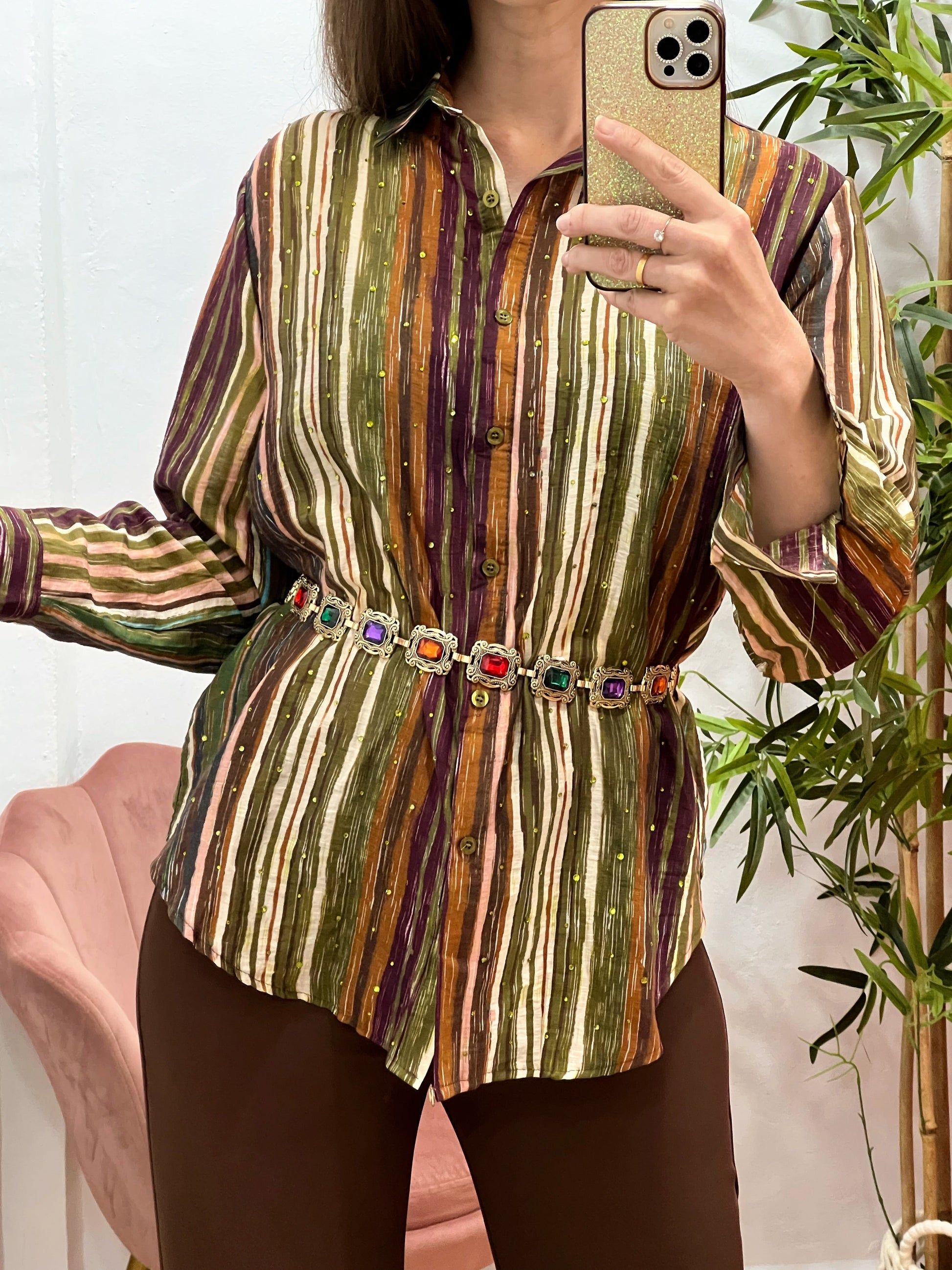 Camisa Talla Única con Rayas en Tonos Tierra y Detalles de Strass Verde – Tejido Fluido El Vestidor de Inma