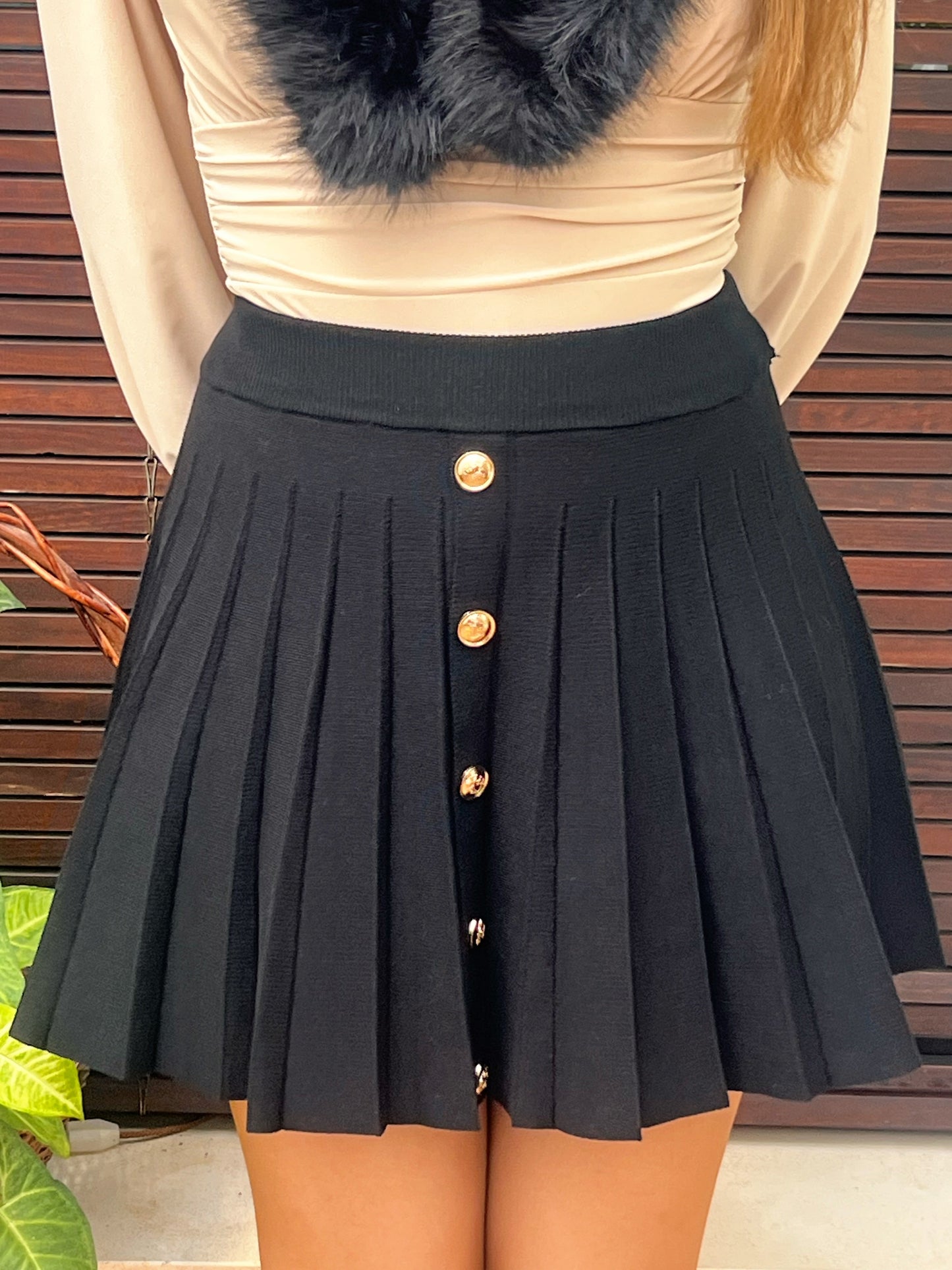 Falda Plisada Negra con Botones Dorados – Talla Única El Vestidor de Inma