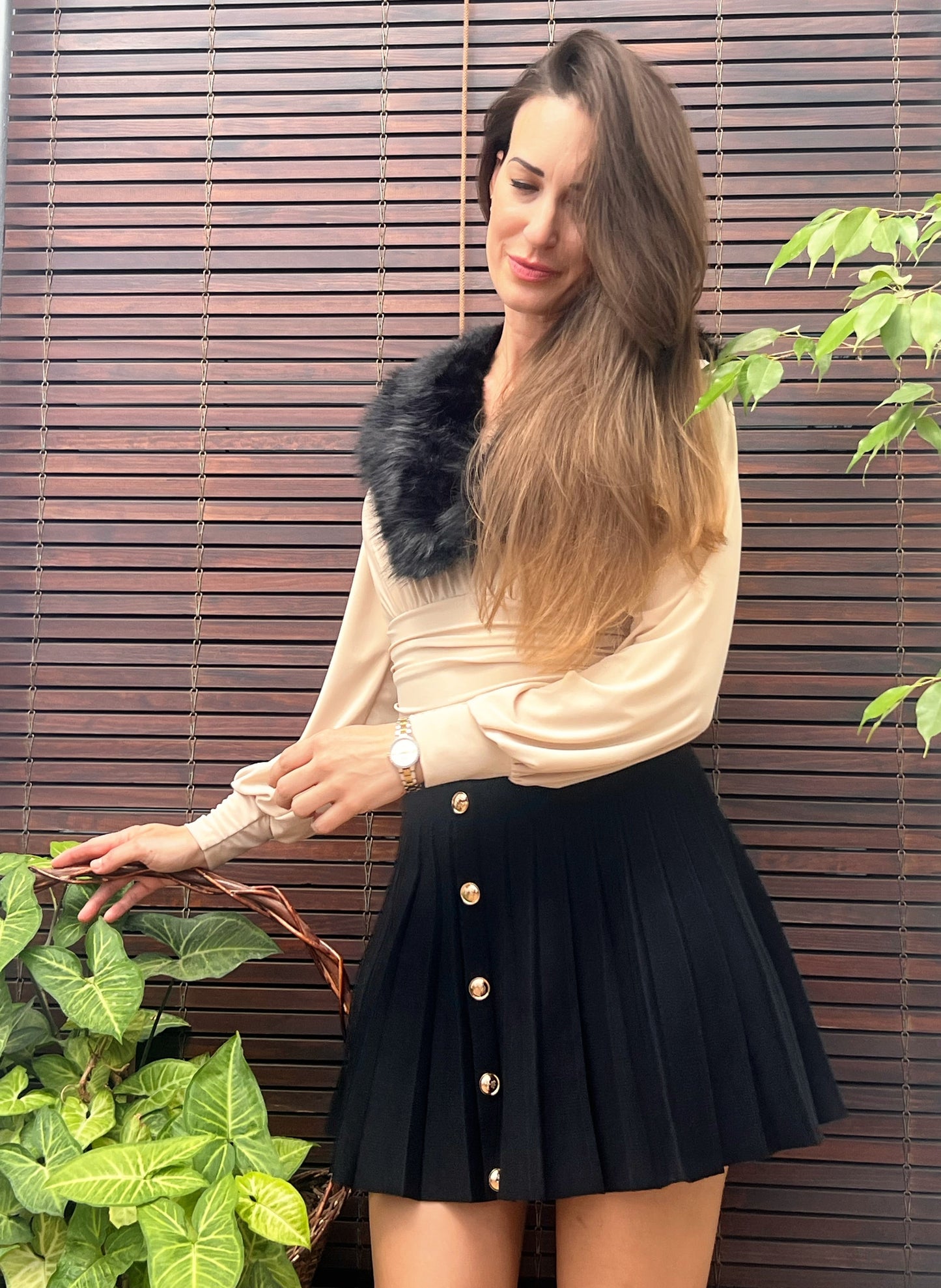 Falda Plisada Negra con Botones Dorados – Talla Única El Vestidor de Inma